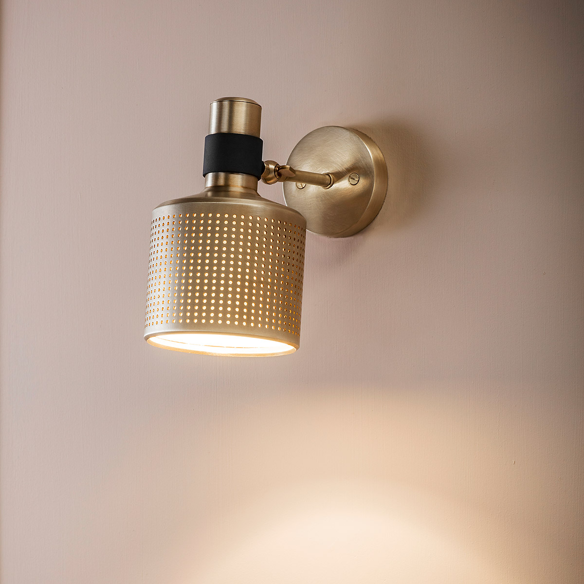 goldfarbene Oberfläche Leuchte von Bert Frank – Riddle Single Wandlampe, H: 19 cm, Messing gebürstet, luxuriöses Statement-Design, gerichtete Beleuchtung gerichtete Beleuchtung: Bert Frank Riddle Single Wandleuchte, H: 19 cm, Schwarz – gefertigt aus poliertes Messing, handgefertigt, Riddle-Serie mit exklusiven Designer-Wandleuchten