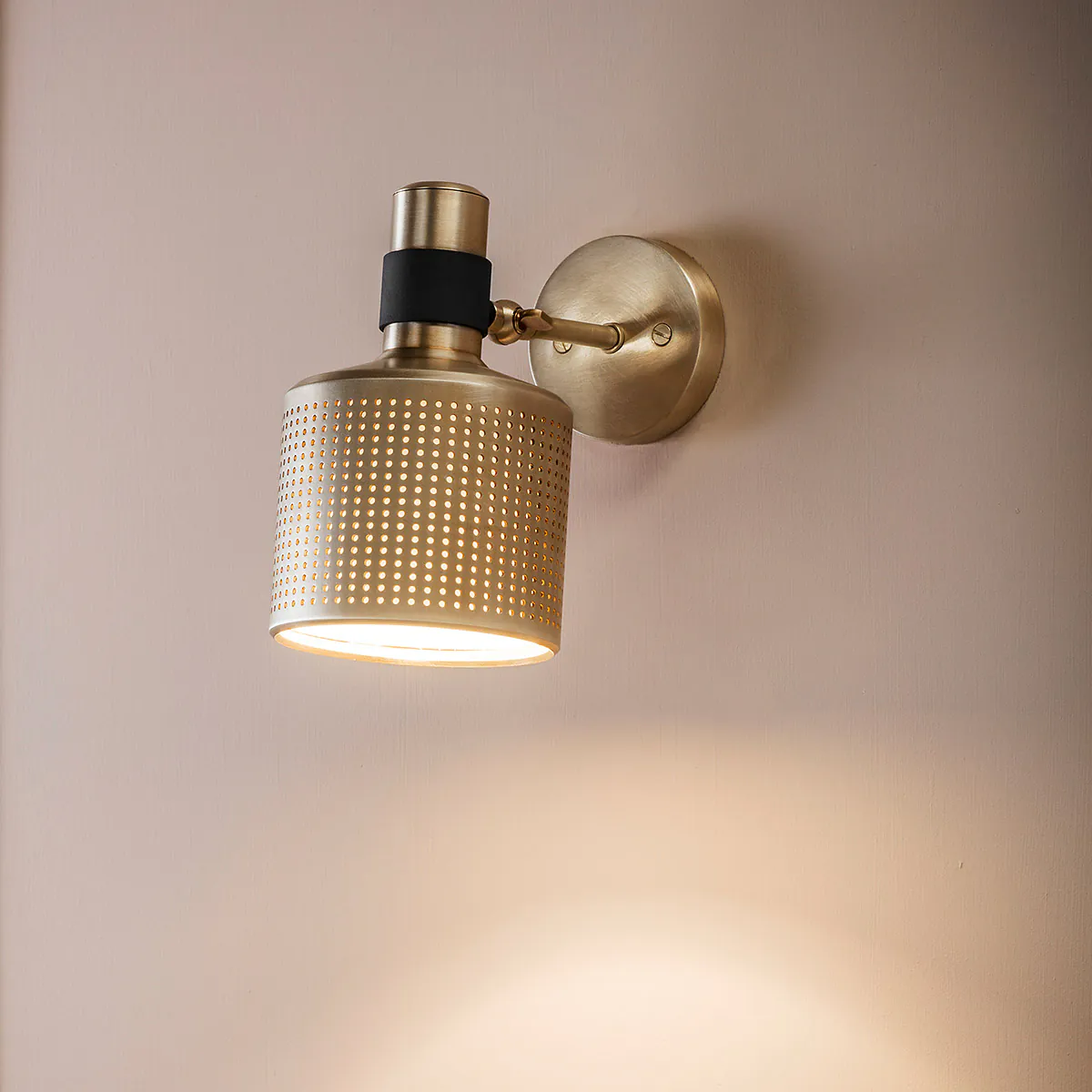 gerichtete Beleuchtung: Bert Frank Riddle Single Wandleuchte, H: 19 cm, Schwarz – gefertigt aus poliertes Messing, handgefertigt, Riddle-Serie mit exklusiven Designer-Wandleuchten