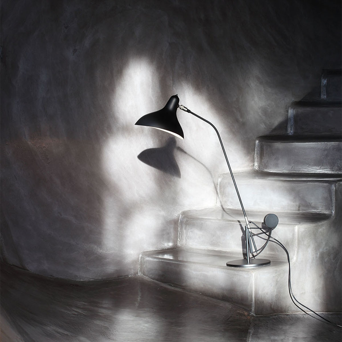 Mantis BS3 Tischleuchte H: 63 cm - 84 cm in Schwarz – exklusive Designerlampe des Herstellers DCW Editions für den Nachttisch Mantis BS3 Tischleuchte H: 63 cm - 84 cm in Schwarz – exklusive Designerlampe des Herstellers DCW Editions für den Nachttisch