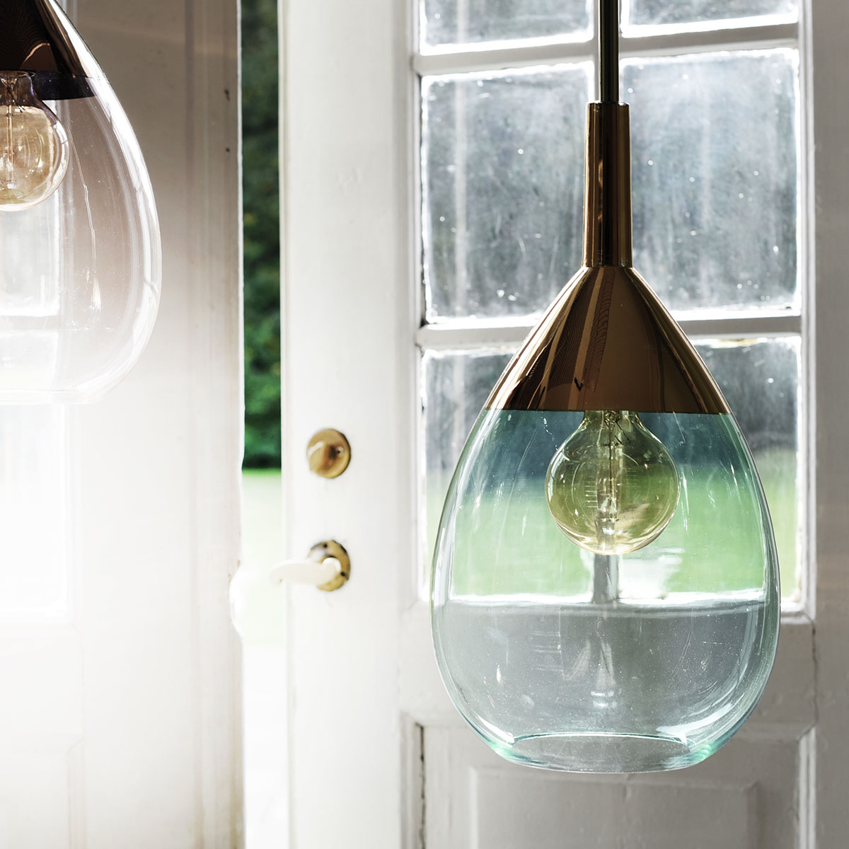 Lute Pendelleuchte S Ø 14 cm, Topaz Blue, Gold Lute Pendelleuchte L Ø 22 cm, Topaz Blue, Gold