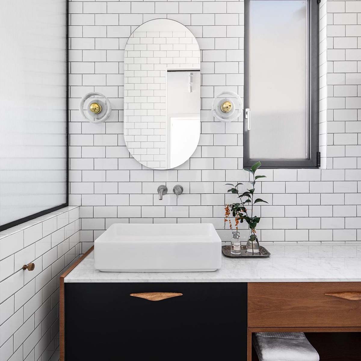 Tom Dixon Stone LED Wandleuchte, Ø: 18 cm, T: 13,1 cm, Weiß/Gold