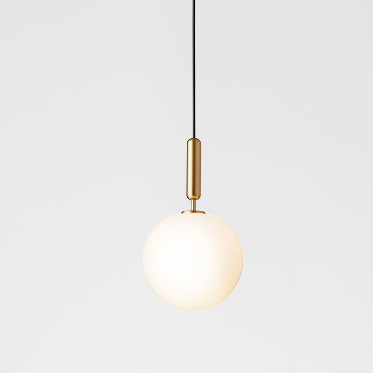 Nuura Miira 1 Large Pendelleuchte, Ø: 20 cm Designerleuchte – in Messing, nordisches Licht, blendfreier Beleuchtung, ideal für Küche