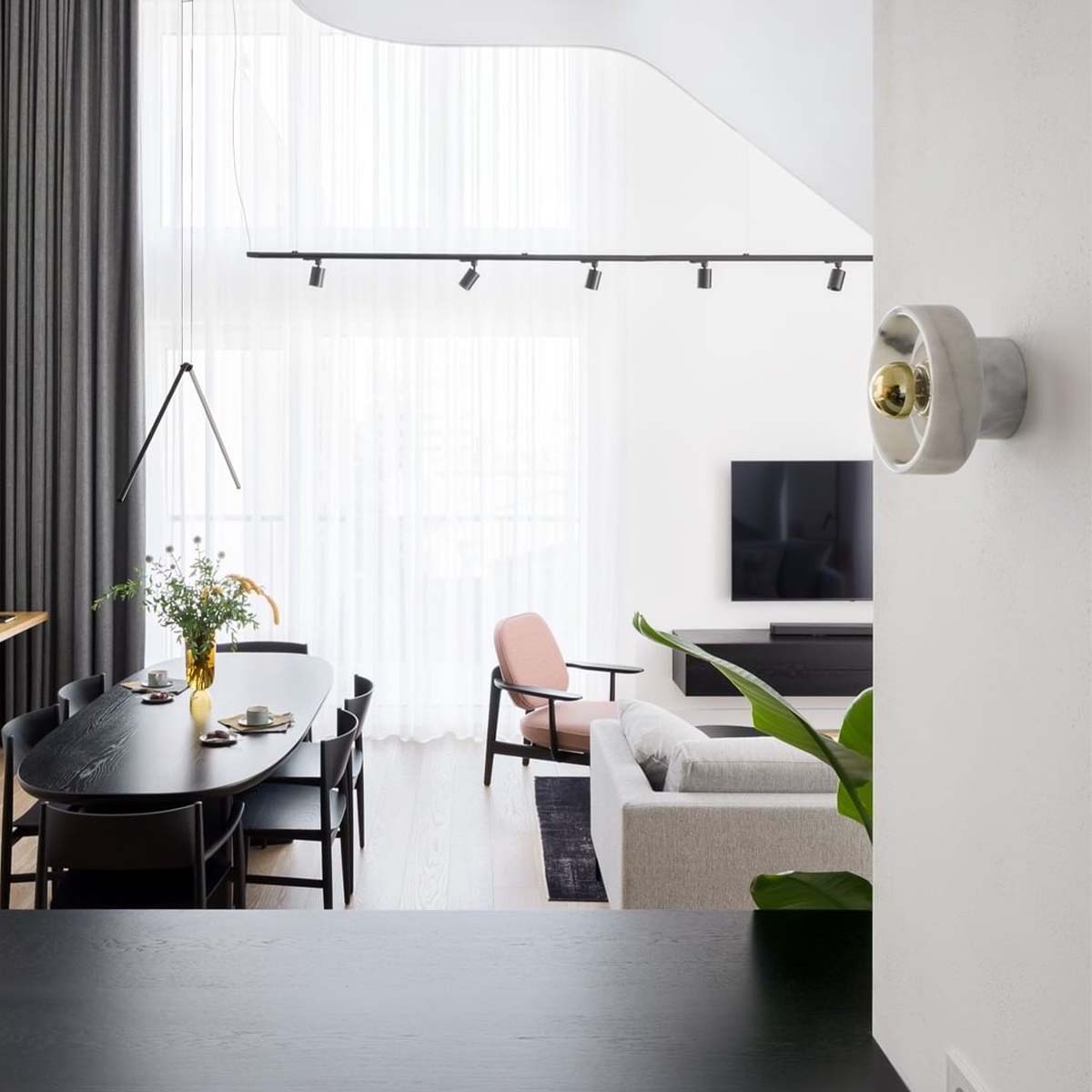 Tom Dixon Stone LED Wandleuchte, Ø: 18 cm, T: 13,1 cm, Weiß/Gold