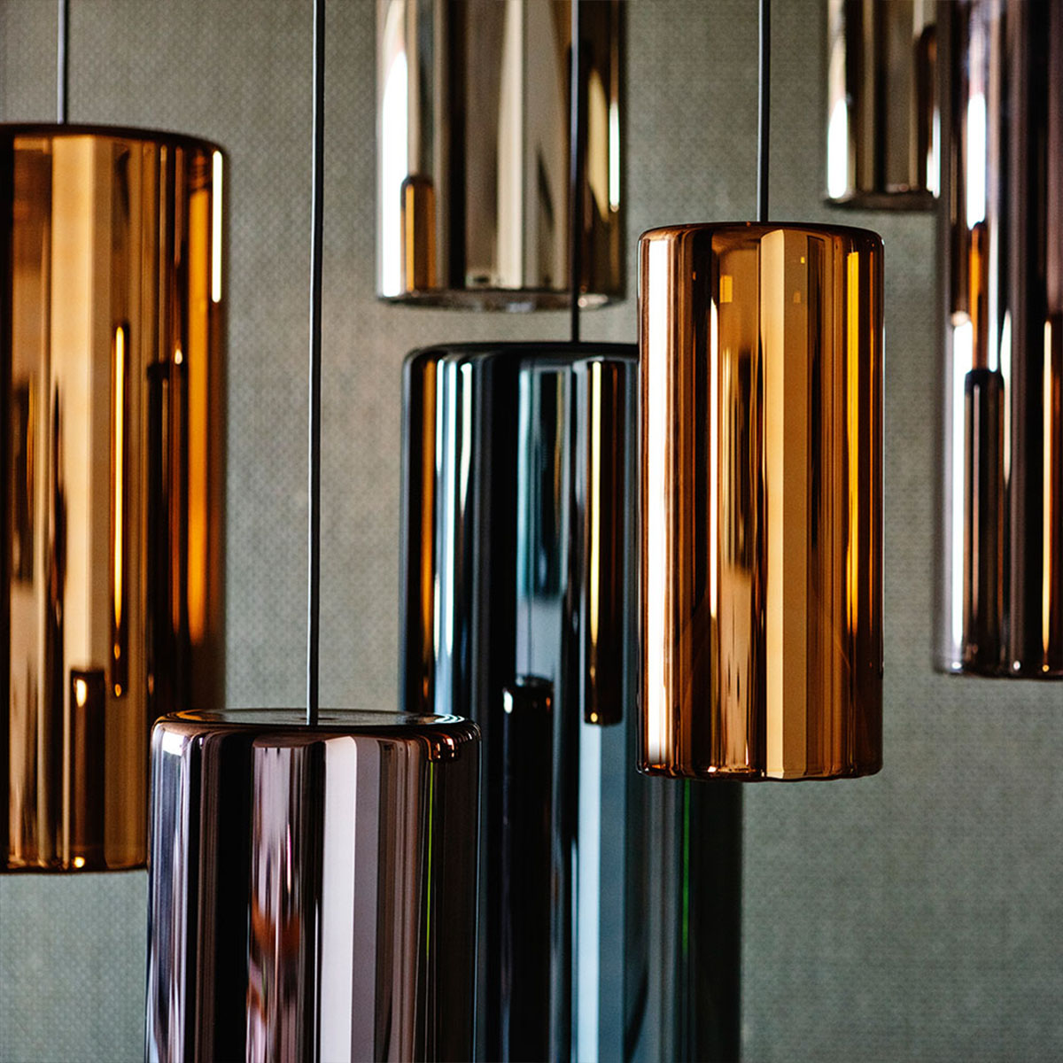 Penta Light Lit 1912-23 Large Pendelleuchte Hängelampe – Glaskugel in Gold Glas, mundgeblasen, elegantes Designstück, harmonische Beleuchtung, perfekt für die Leseecke, ideal über Esstisch, Küche oder Wohnzimmer Penta Light Lit 1912-21 Small Pendelleuchte Hängeleuchte – handgefertigtes Glas in Violet Glas, moderne Formsprache, brillantes Strahlen, sorgt für stilvolle Akzente im Wohnzimmer, exklusive Designerleuchte von Penta Light, ideal über Esstisch, Küche oder