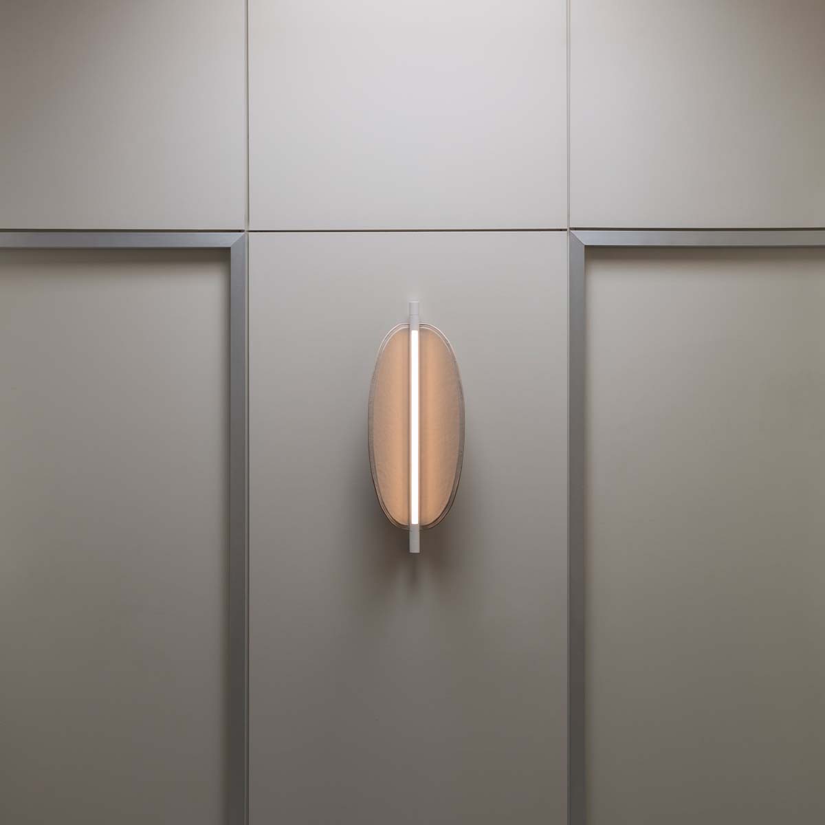 TOOY_Thula_562_41_mood_3 TOOY Thula 562.41 Wandleuchte, H: 67 cm, B: 25 cm, Sandschwarz / Nickel satiniert, Helle Eiche