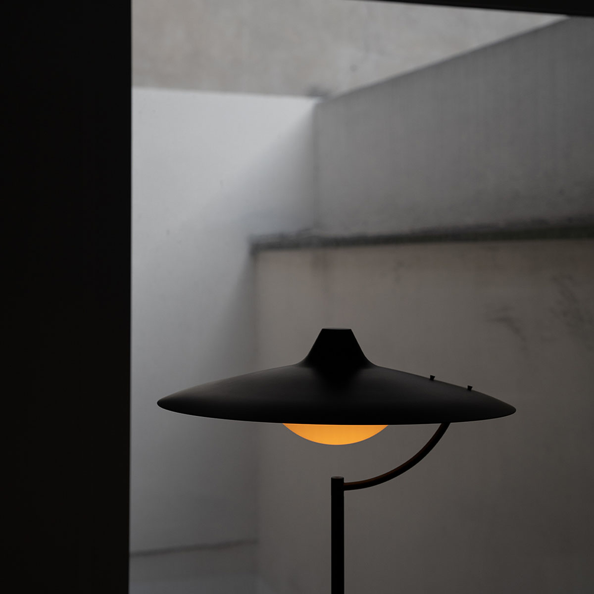 Biny Floor Stehleuchte, H: 159,8 cm in Schwarz – exklusive Designerleuchte von DCW Editions geeignet für das Homeoffice