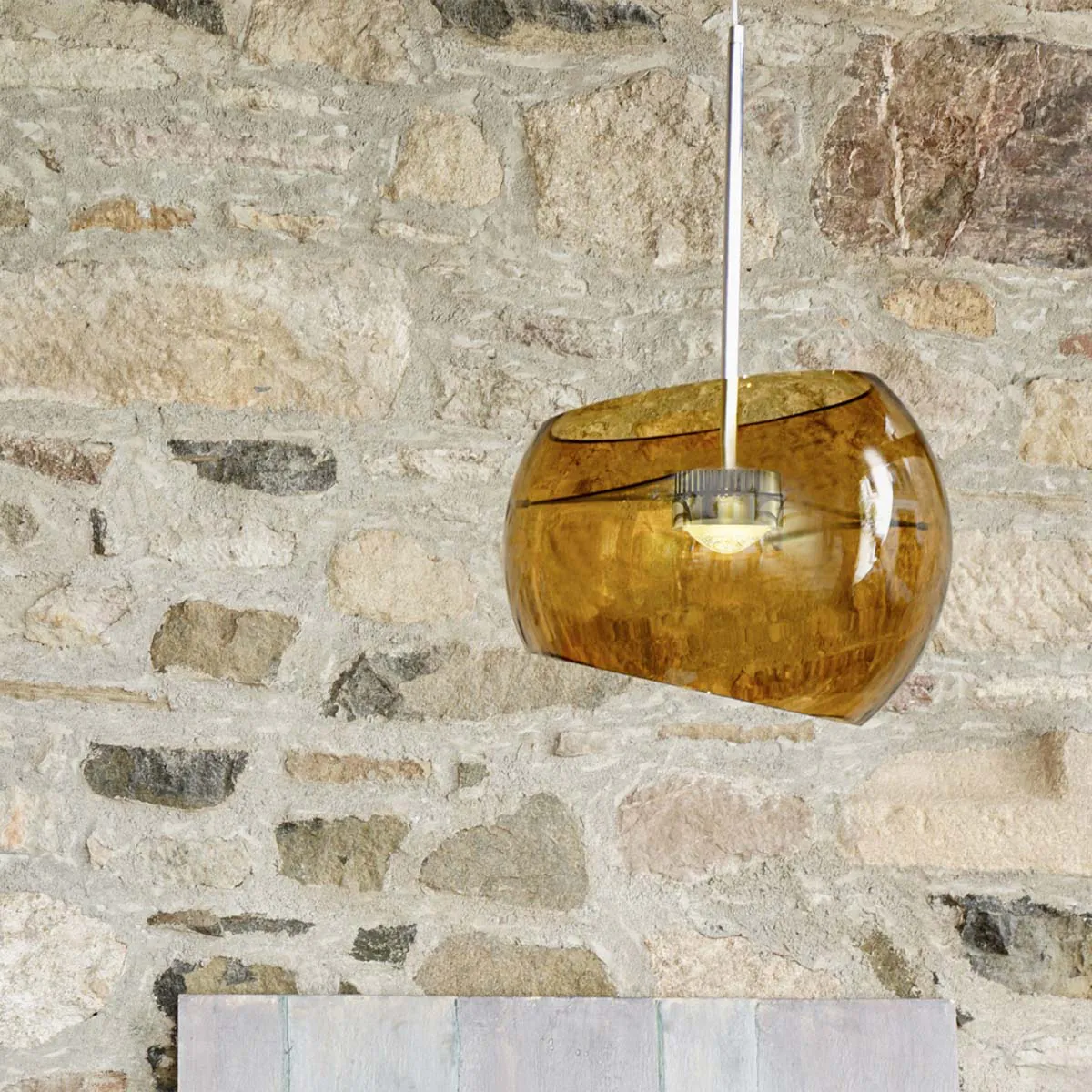 Halbkugelförmige Pendelleuchte für den Innenraum