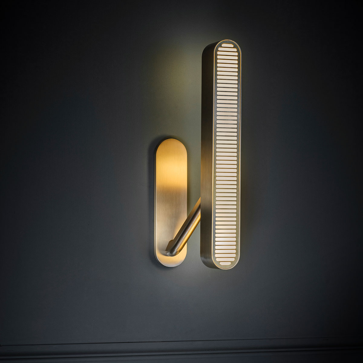 Luxusleuchten aus Großbritannien: Bert Frank Colt Wandlleuchte, H: 40 cm, Right-hand, goldfarbene Oberfläche, britische Luxusleuchte, atmosphärisches Licht