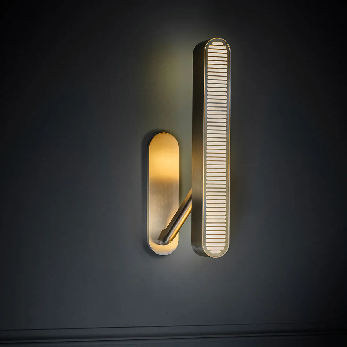 Luxusleuchten aus Großbritannien: Bert Frank Colt Wandlleuchte, H: 40 cm, Right-hand, goldfarbene Oberfläche, britische Luxusleuchte, atmosphärisches Licht Luxusleuchten aus Großbritannien: Bert Frank Colt Wandlleuchte, H: 40 cm, Right-hand, goldfarbene Oberfläche, britische Luxusleuchte, atmosphärisches Licht