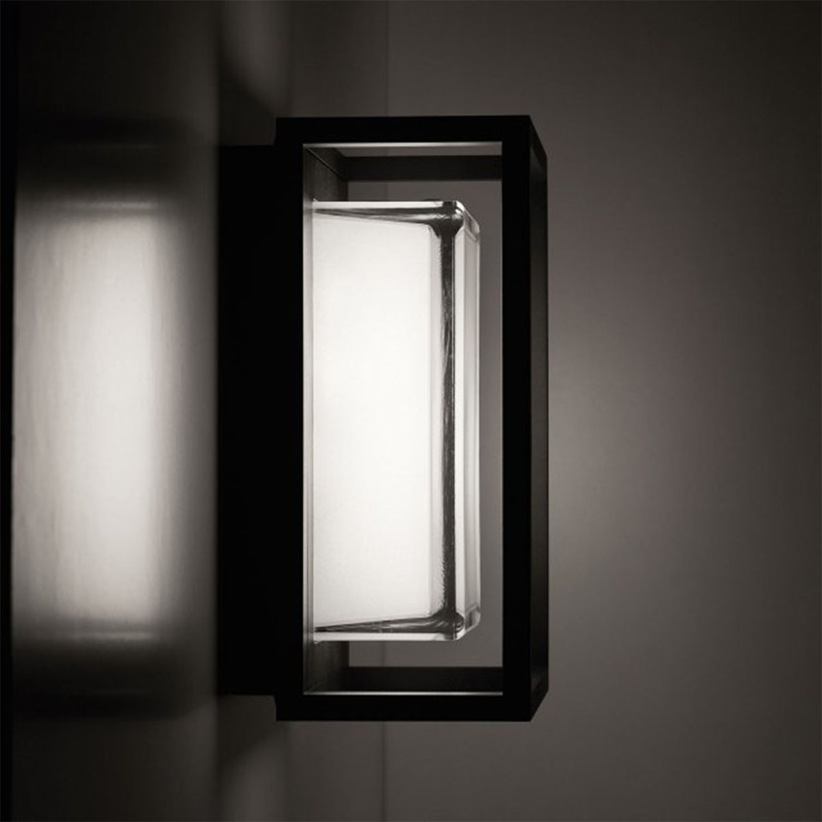 DeltaLight MONTUR M LED HW Wandleuchte, B: 16 cm, Extra-Warmweiß 2700K cm Schwarz Modern & neutral – Detailansicht aus Schwarz, energieeffizient für Gäste-WC