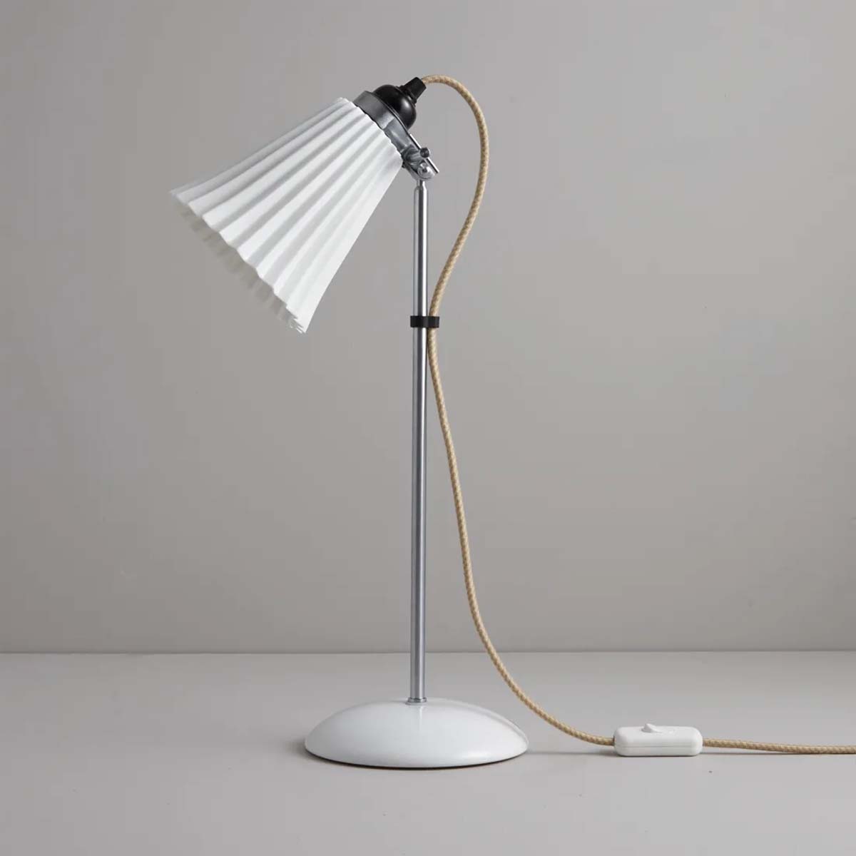 Hector Pleat Medium Tischleuchte, H: 46 - 57 cm, Satiniertes Messing Hector Pleat Medium Tischleuchte, H: 46 - 57 cm, Weiß Natur