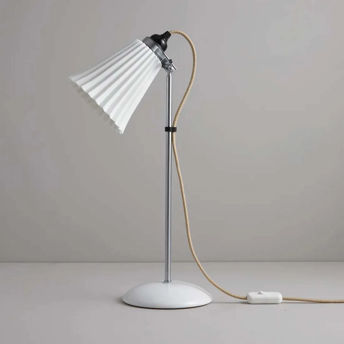 Hector Pleat Medium Tischleuchte, H: 46 - 57 cm, Satiniertes Messing Hector Pleat Medium Tischleuchte, H: 46 - 57 cm, Weiß Natur