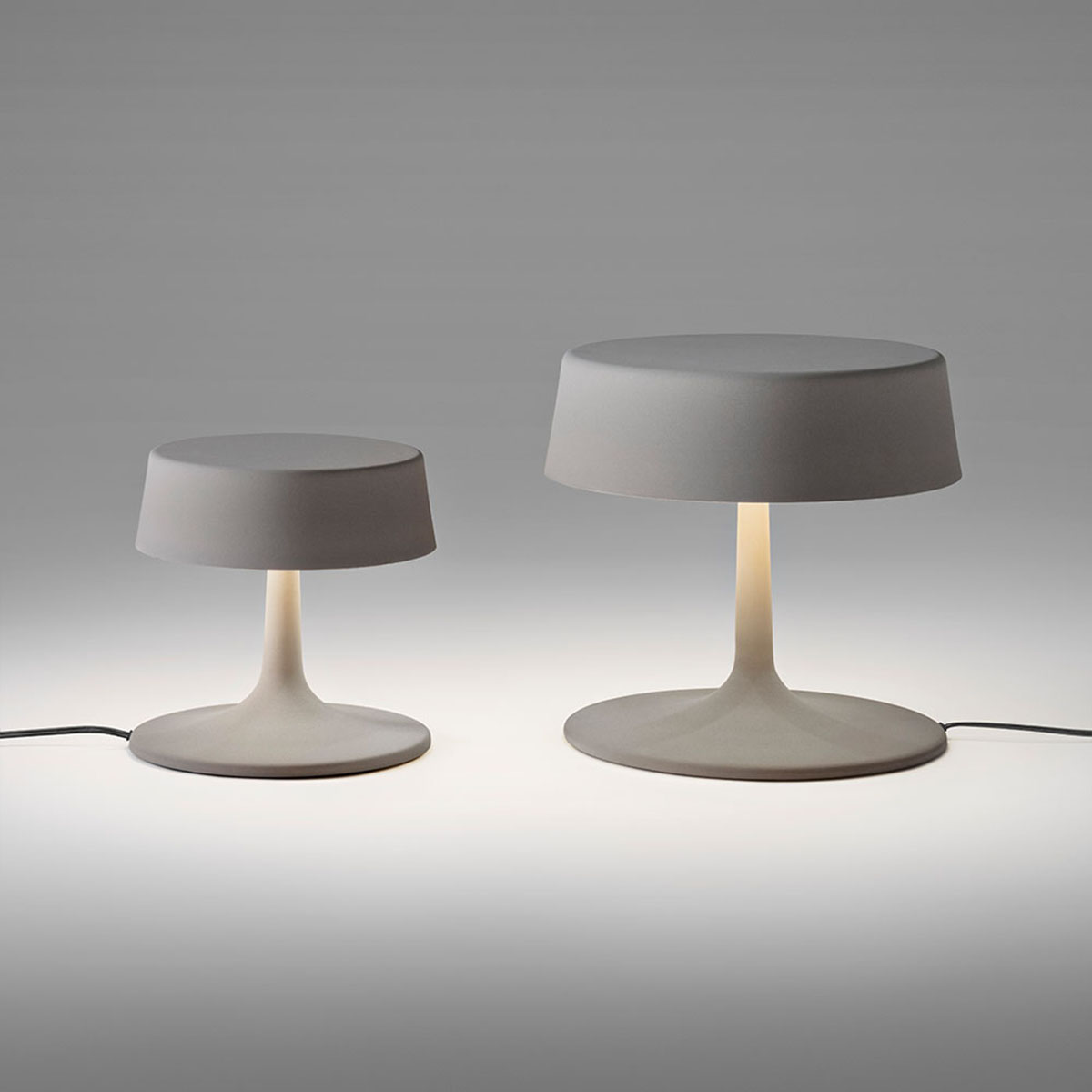 Penta Light China 0308-01 Small Tischleuchte, Ø: 23 cm, H: 22,5 cm Nachttischlampe – Metall mit Grauem Finish, handgefertigt in Italien, stimmungsvolles Licht, bringt Atmosphäre ins Wohnzimmer, exklusive Designerleuchte von Penta Light