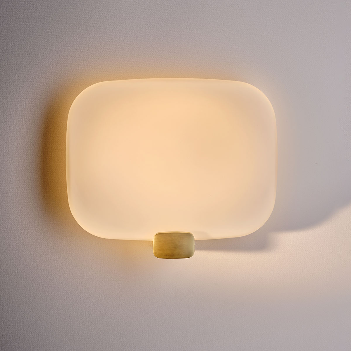 Light me Tender Wandleuchte IP44 Horizontal in Gold Weiß – hochwertige Designerleuchte aus dem Hause DCW Editions für den Flur auch für Badezimmer geeignet