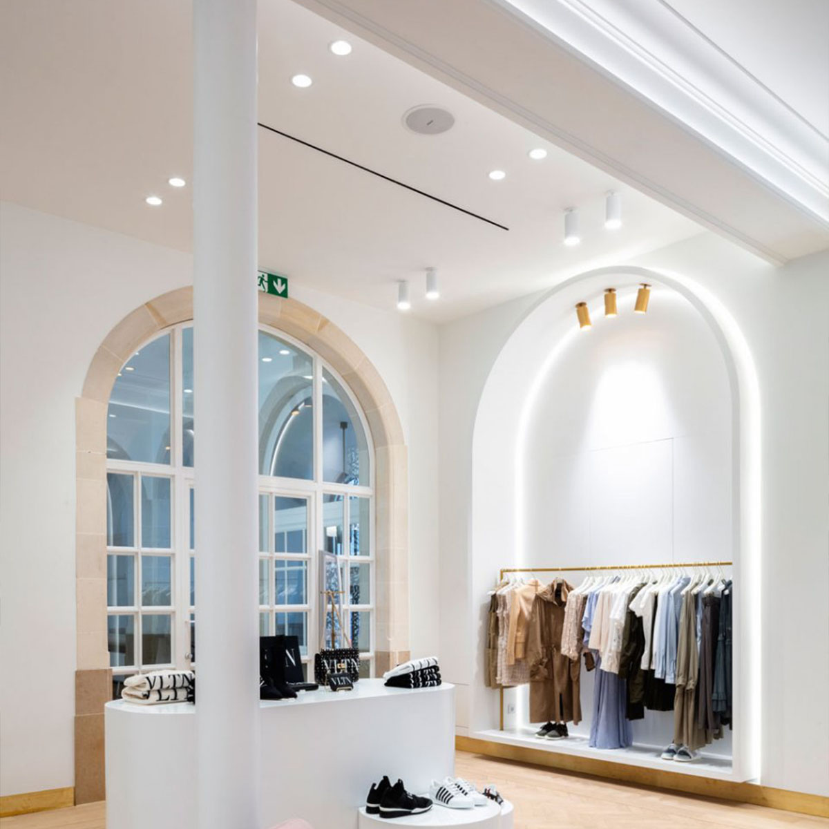 SPY 90 ON 1 92718 DIM1 Aufbaustrahler, Ø: 9 cm, L: 16,5 cm, Schwarz, Extra-Warmweiß 2700K, 18° SPY 90 ON 1 93045 DIM1 Aufbaustrahler, Ø: 9 cm, L: 16,5 cm, Weiß, Warmweiß 3000K, 45°