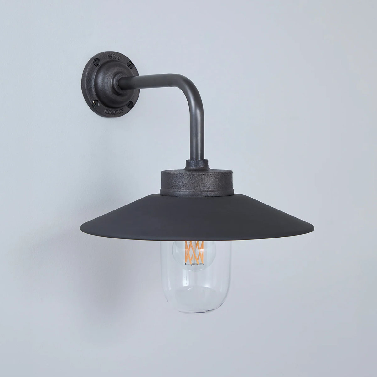 Original BTC Bracket Light 7680 Wandleuchte, H: 25,5 cm, Ø: 31 cm Patinierte Bronze Klarglas Eckgabel
