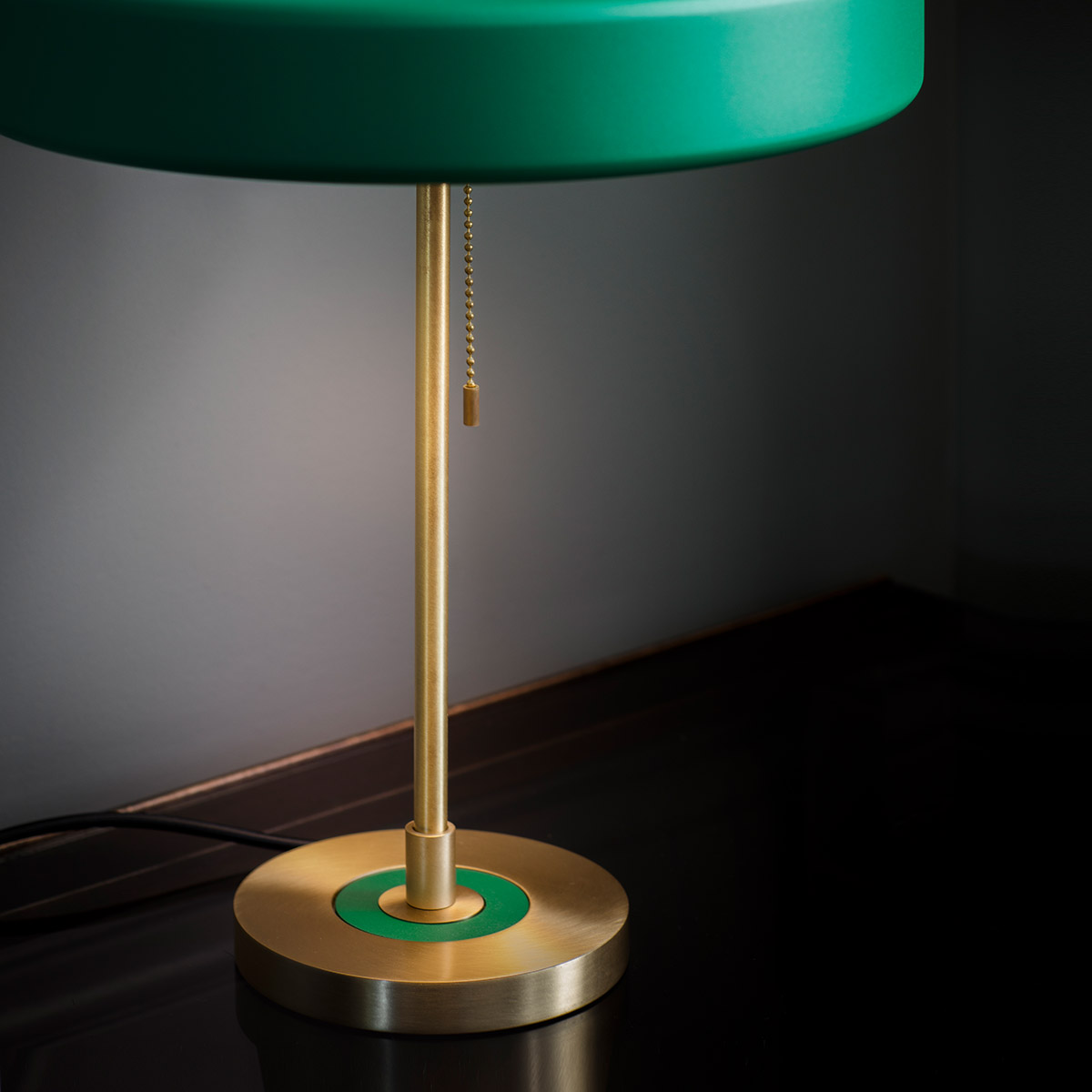 Bert Frank Revolve Tischlampe, H: 42 cm, Rot, Messing poliert aus Messing und Aluminium und Polycarbonat – exklusives britisches Design, atmosphärisches Licht, ikonische Revolve-Serie im Art Déco Stil