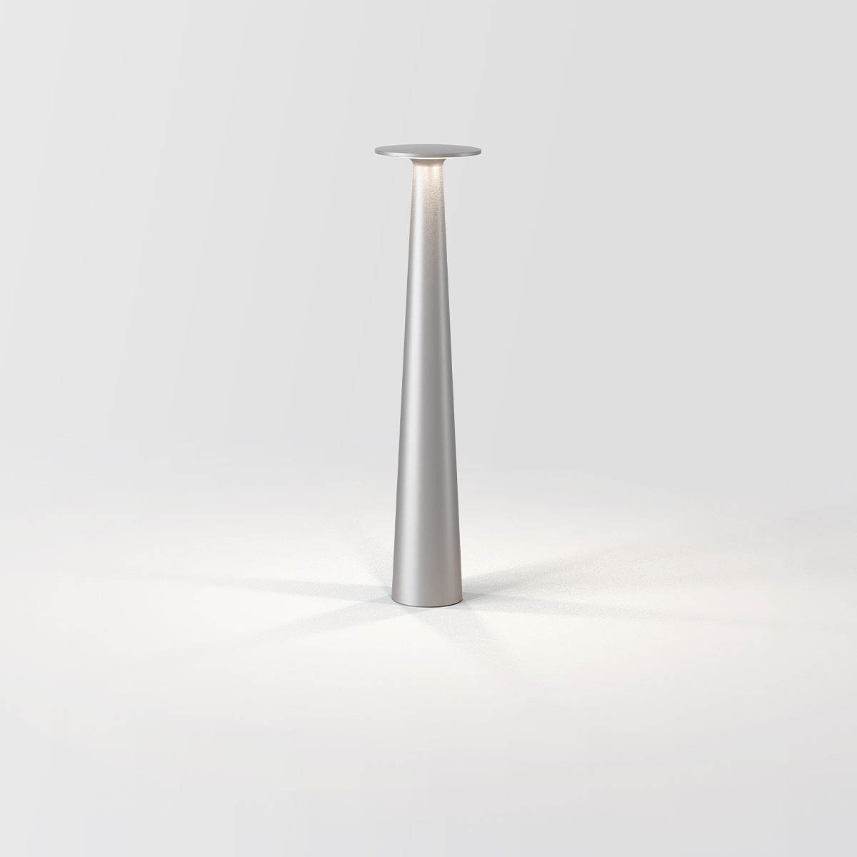 Schmale Akku Tischleuchte für außen silber