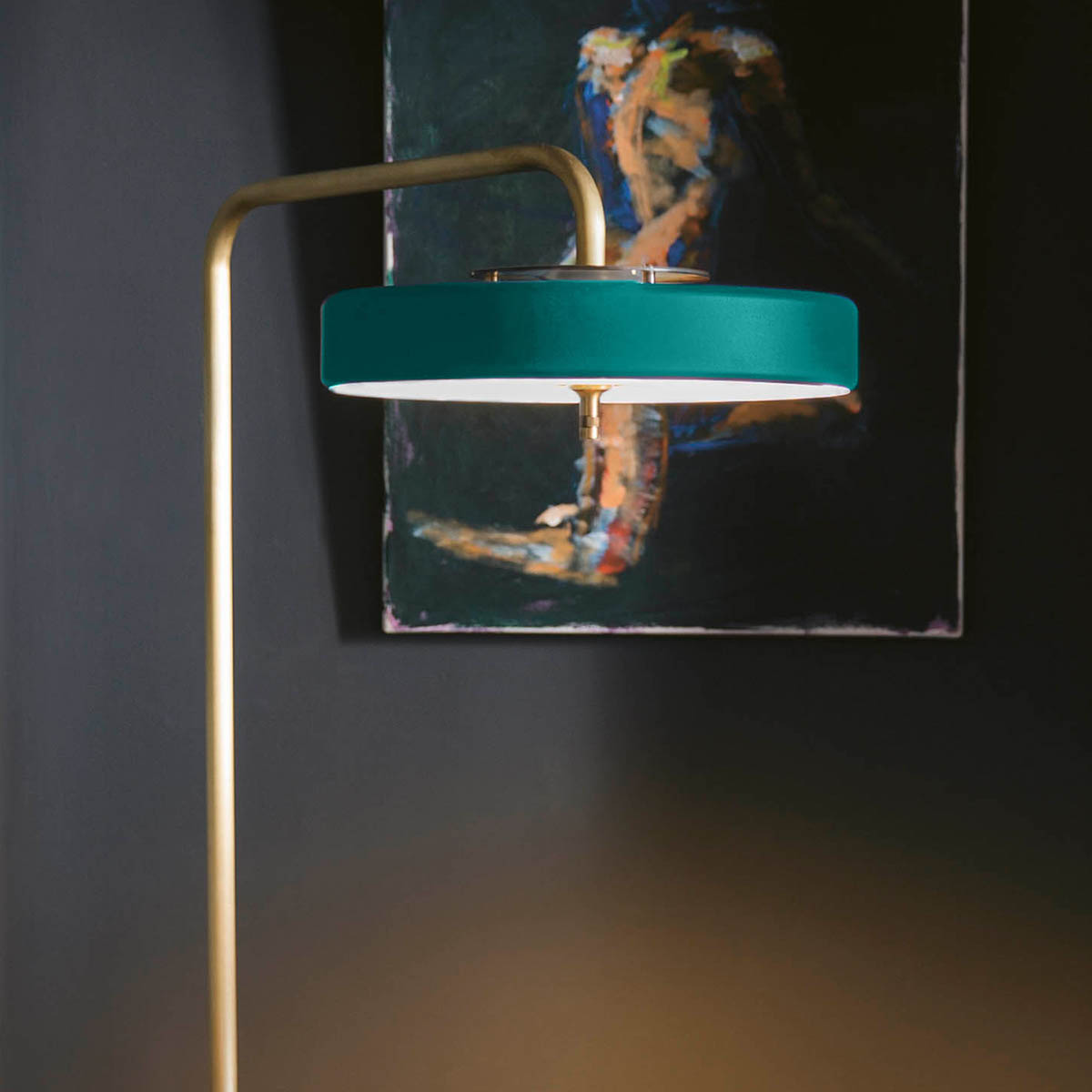 Luxusleuchten aus Großbritannien: Bert Frank Revolve Stehleuchte, H: 140 cm, Grün, Messing poliert, poliertes Messing und metallische Oberfläche und Polycarbonat, Designerleuchte aus England, blendfreies Licht, ikonische Revolve-Serie im Art Déco Stil