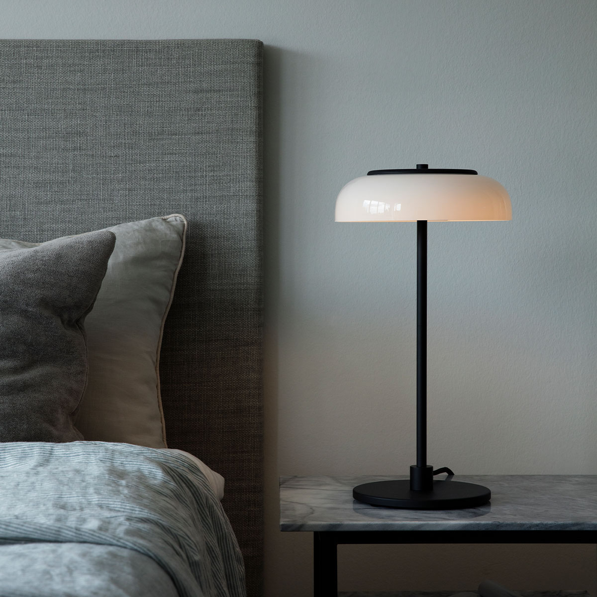 Blossi Tischleuchte, Ø: 23 cm, H: 44 cm, Schwarz & Opalglas