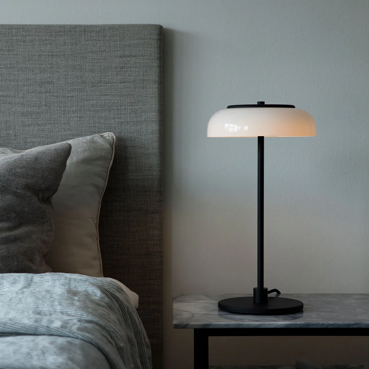 Blossi Tischleuchte, Ø: 23 cm, H: 44 cm, Schwarz & Opalglas