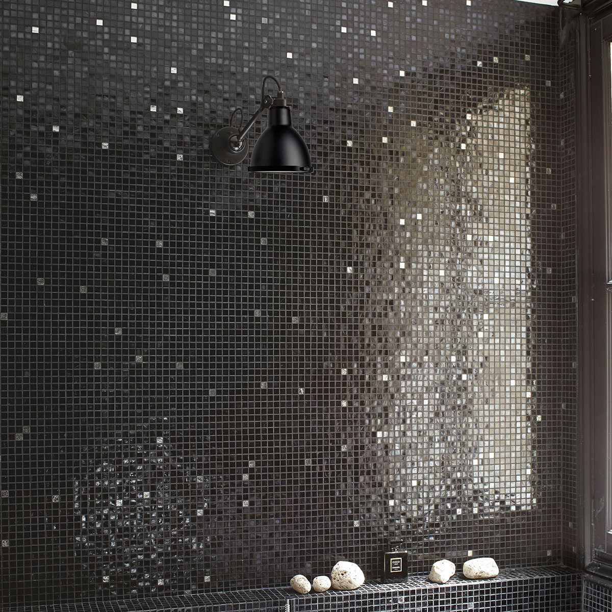 Lampe Gras N° 304 Bathroom CL II Wandleuchte, T: 15 cm Schwarz, Schirm Kupfer roh, Weiß in Schwarz Kupfer – stilvolle Designerleuchte aus dem Hause DCW Editions geeignet für den Eingangsbereich auch für Badezimmer geeignet