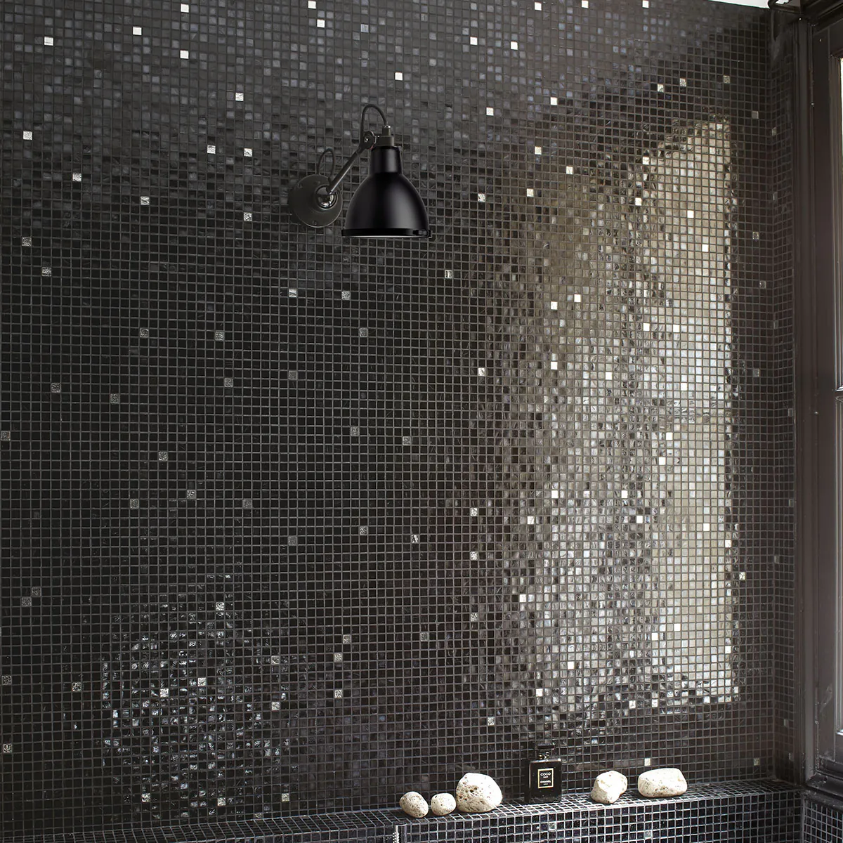 Lampe Gras N° 304 Bathroom CL II Wandleuchte, T: 15 cm Schwarz, Schirm Kupfer roh, Weiß in Schwarz Kupfer – stilvolle Designerleuchte aus dem Hause DCW Editions geeignet für den Eingangsbereich auch für Badezimmer geeignet