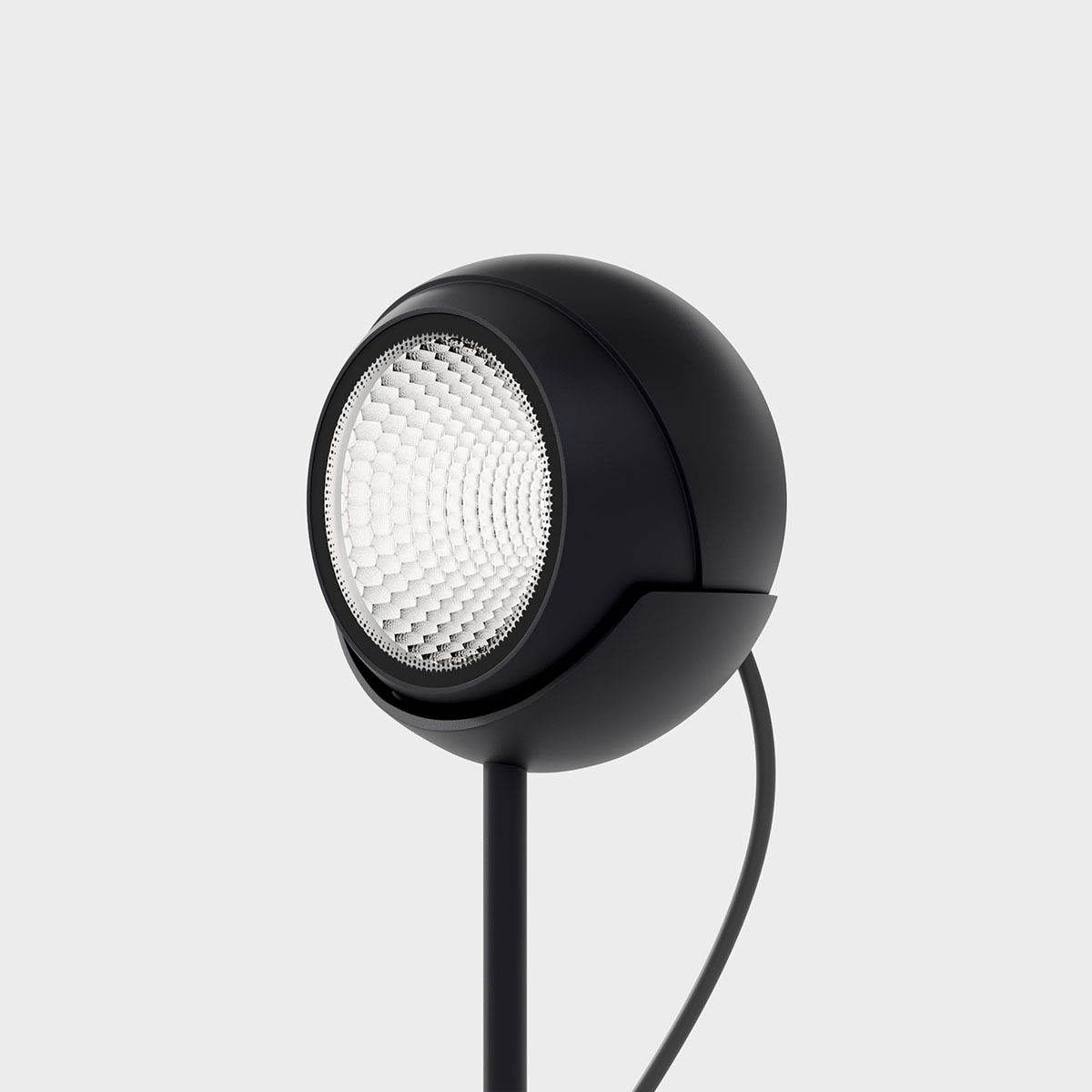 IP44.de shot tee, Deep Black Die Bodenleuchte ist auf einem T-förmigen Zubehör platziert, das den Leuchtenkopf erhöht