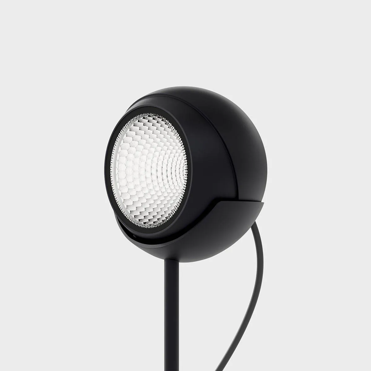 Die Bodenleuchte ist auf einem T-förmigen Zubehör platziert, das den Leuchtenkopf erhöht