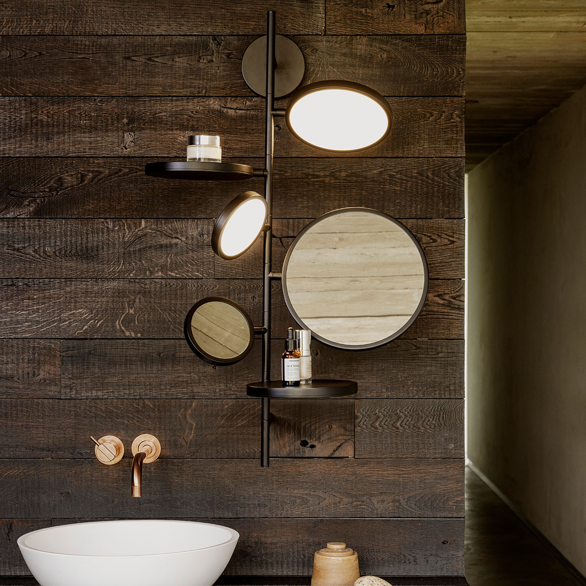 Tell me Stories Bad Wandleuchte mit Spiegel IP44 Schwarz – zeitlose Designerleuchte des Herstellers DCW Editions passt perfekt in den Treppenaufgang auch für Badezimmer geeignet