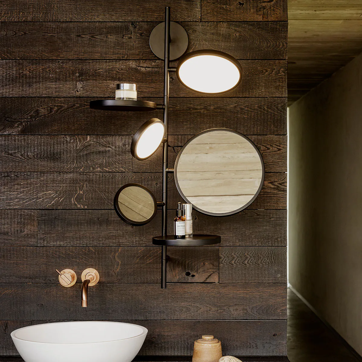 Tell me Stories Bad Wandleuchte mit Spiegel IP44 Schwarz – zeitlose Designerleuchte des Herstellers DCW Editions passt perfekt in den Treppenaufgang auch für Badezimmer geeignet