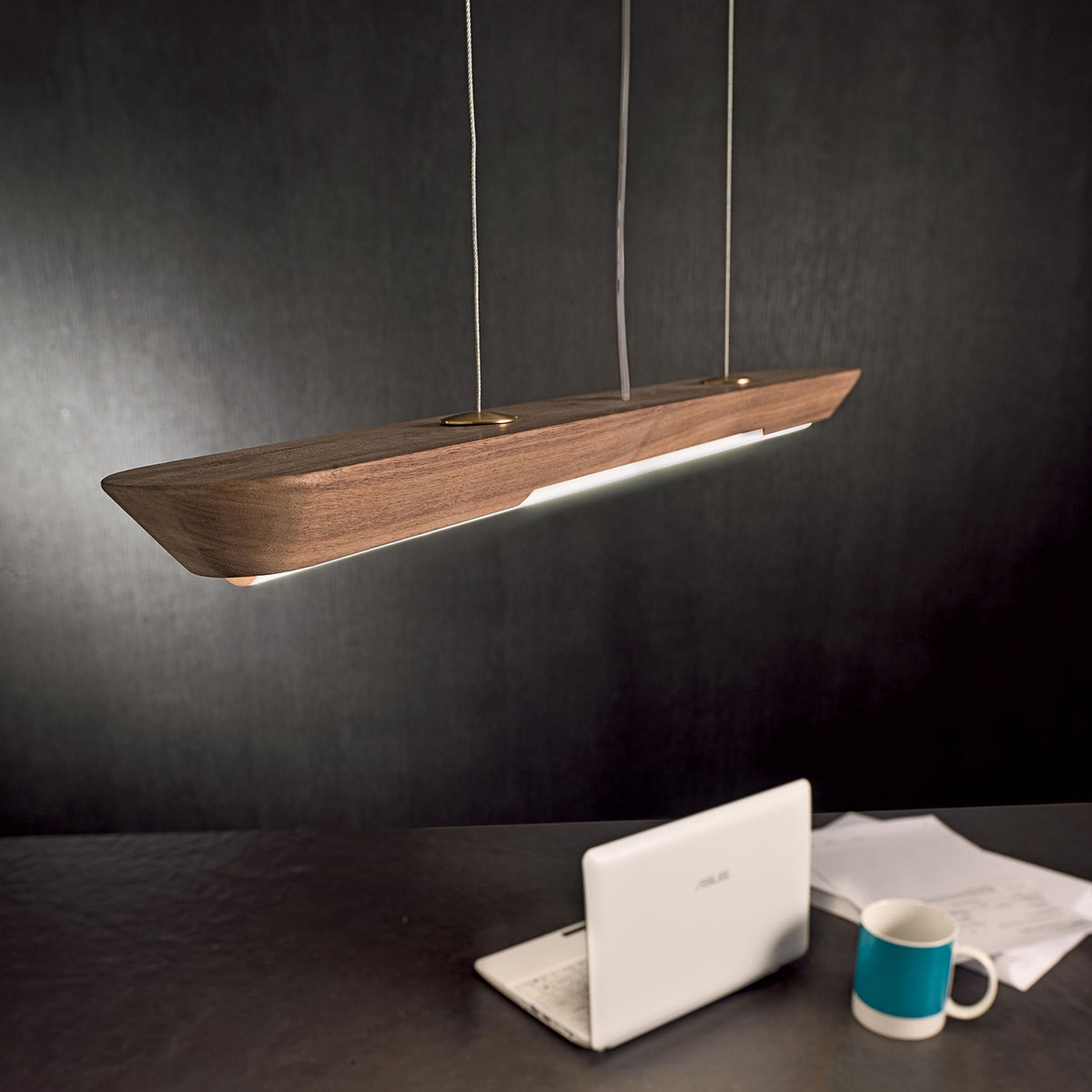 Woody 1406-23 Pendelleuchte, Eichenholz, L: 106 cm Woody 1406-21 Pendelleuchte, Weißer Carrara-Marmor, L: 57 cm