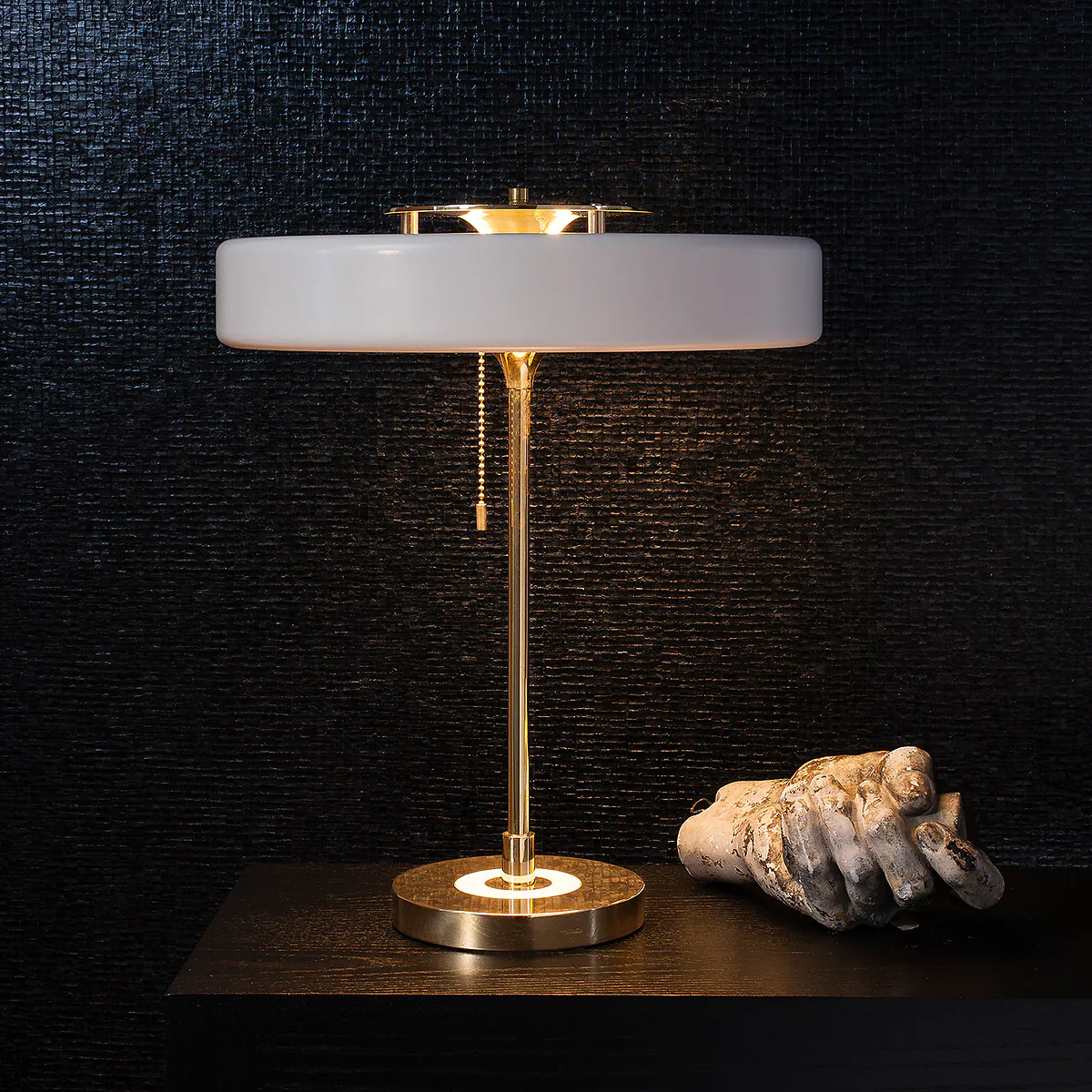 blendfreies Licht: Bert Frank Revolve Tischleuchte, H: 42 cm, Rot, Messing poliert – gefertigt aus poliertes Messing und gebürstetes Aluminium und Polycarbonat, luxuriöse Verarbeitung, ikonische Revolve-Serie im Art Déco Stil