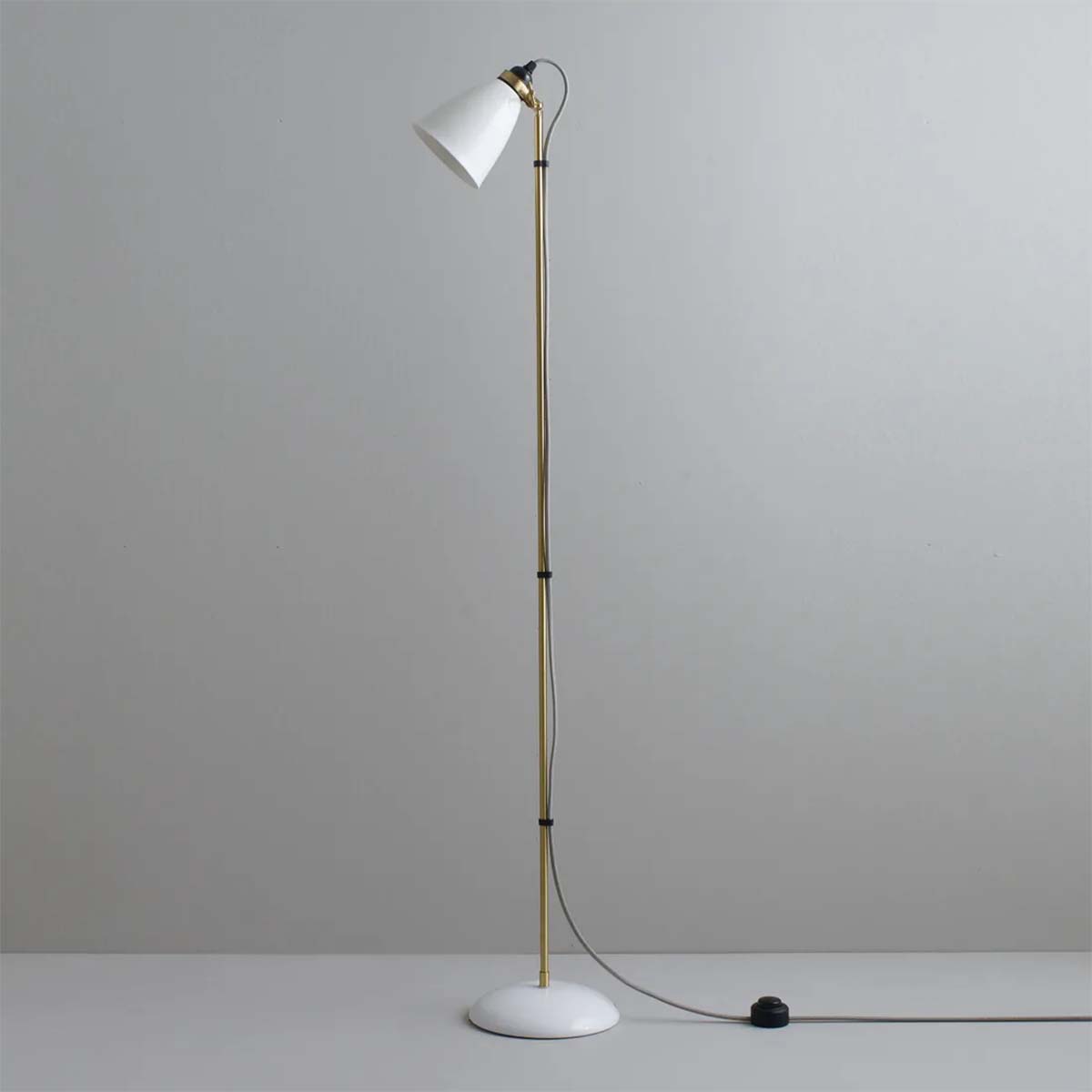 Hector 30 Stehleuchte, H: 127 - 137 cm, Kabel Grau Hector 30 Stehleuchte, H: 127 - 137 cm, Kabel Grau