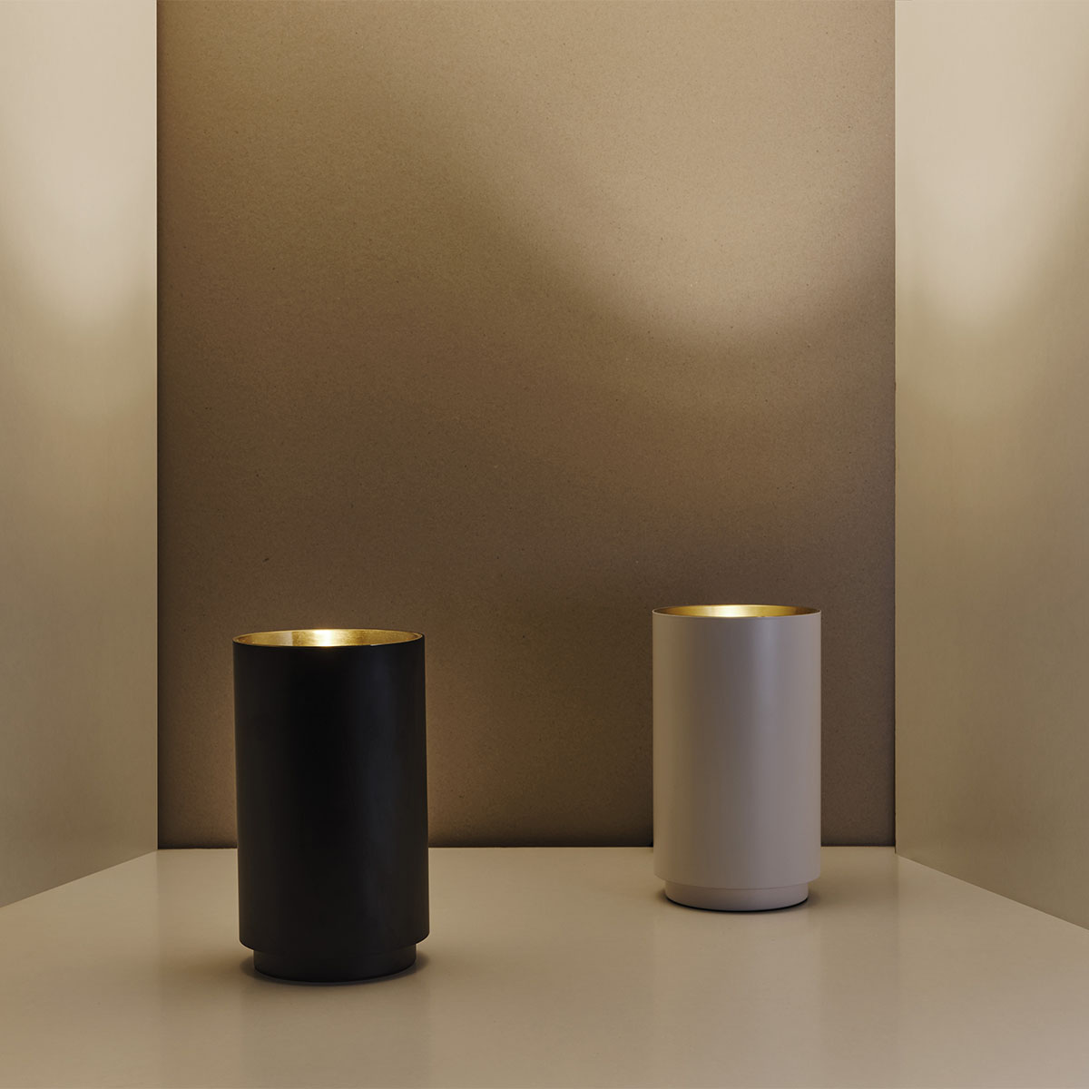 Tobo Floor Bodenleuchte, Ø: 14 cm, H: 24 cm Schwarz – zeitlose Designerleuchte aus dem Hause DCW Editions