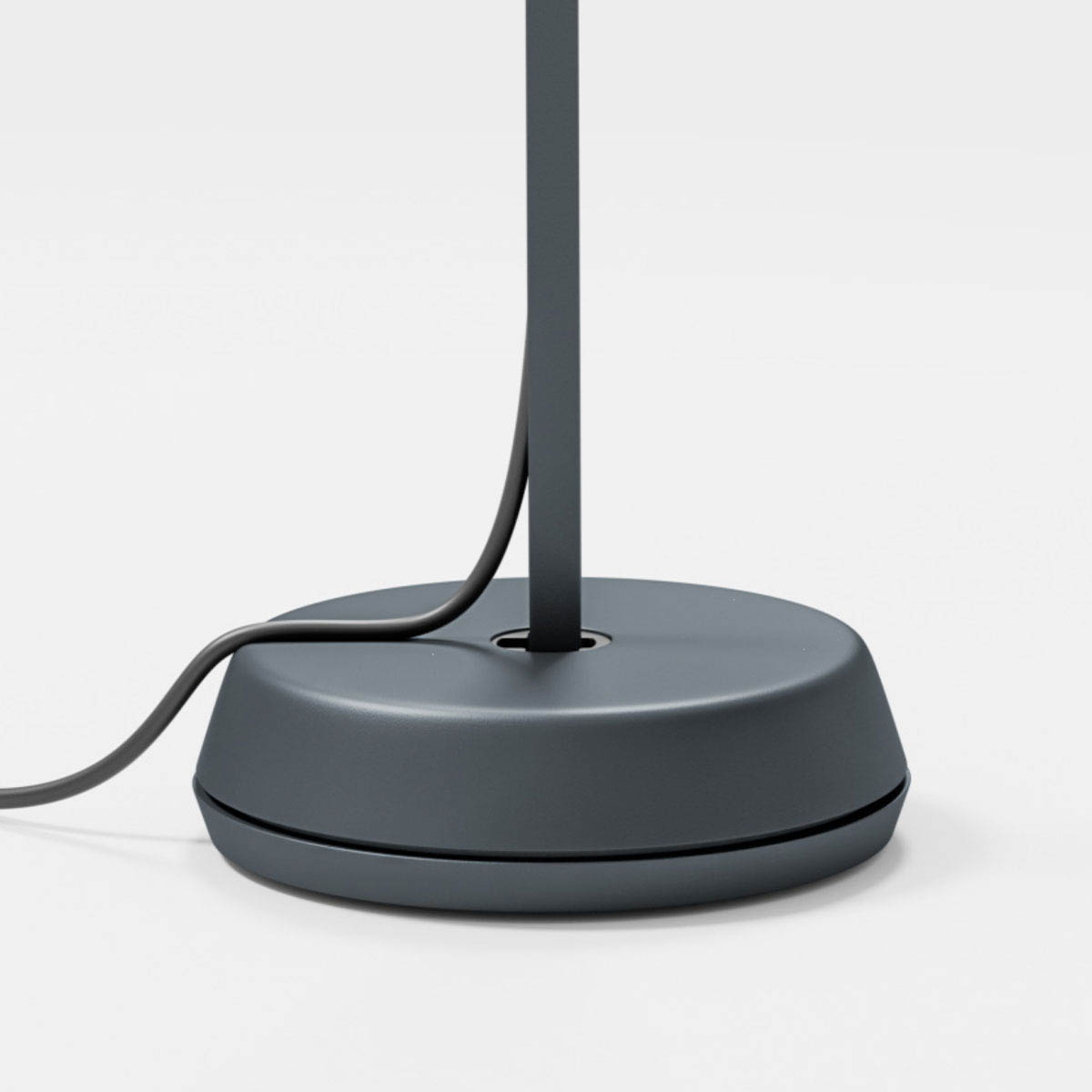 Schmale Pollerleuchte mit Schuko Stecker für außen mit Fokus auf den Fuß