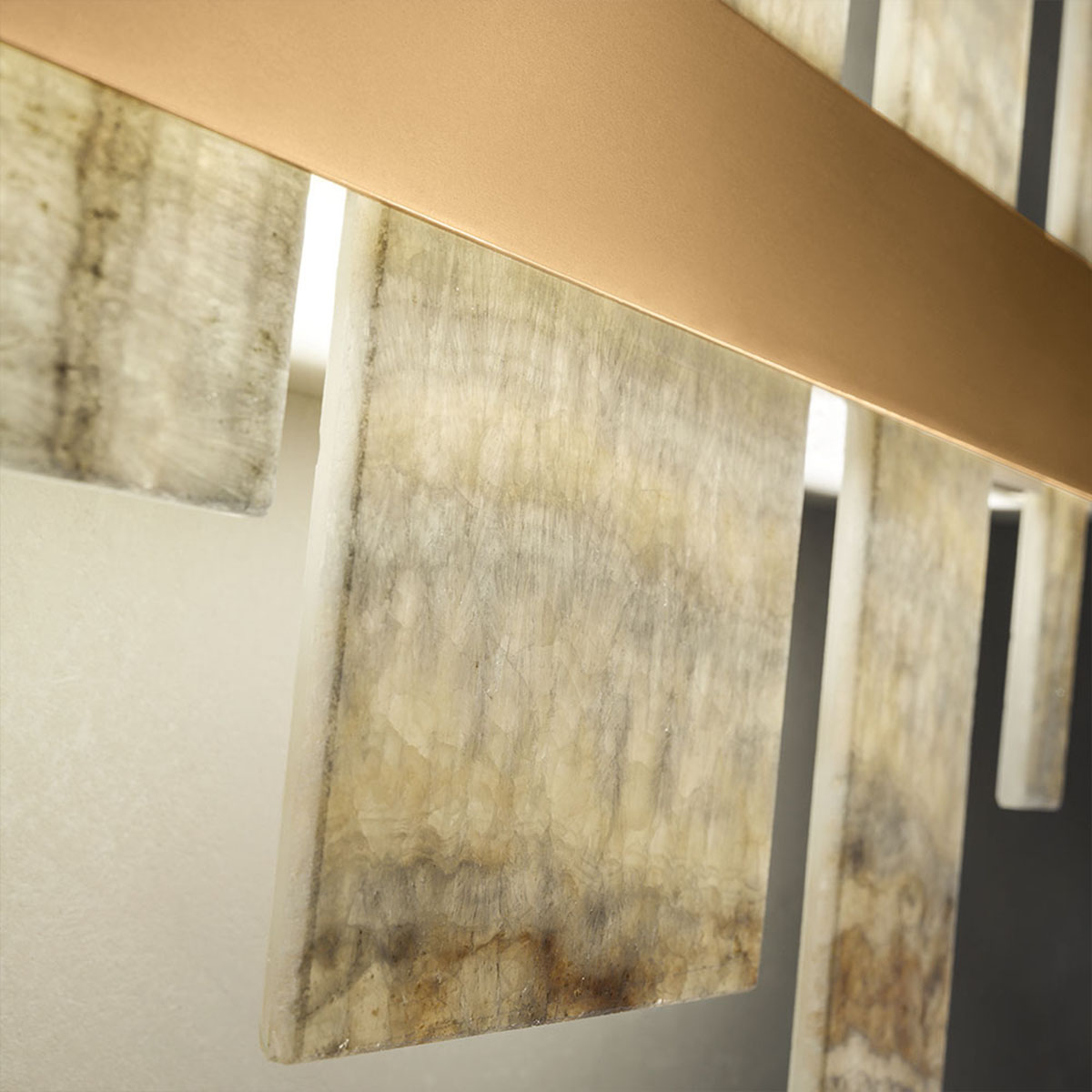 Honicé A65 Wandleuchte Onyx Stein, Gold brüniert, L: 65 cm