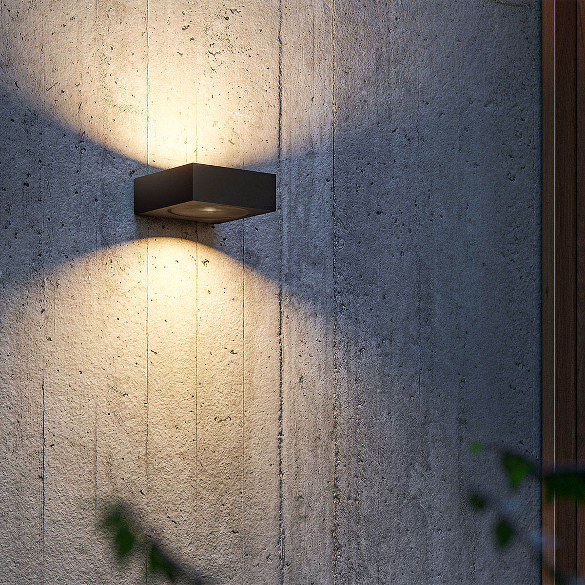 Rechteckige außen Wandleuchte mit Up Down Licht schwarz an Betonwand