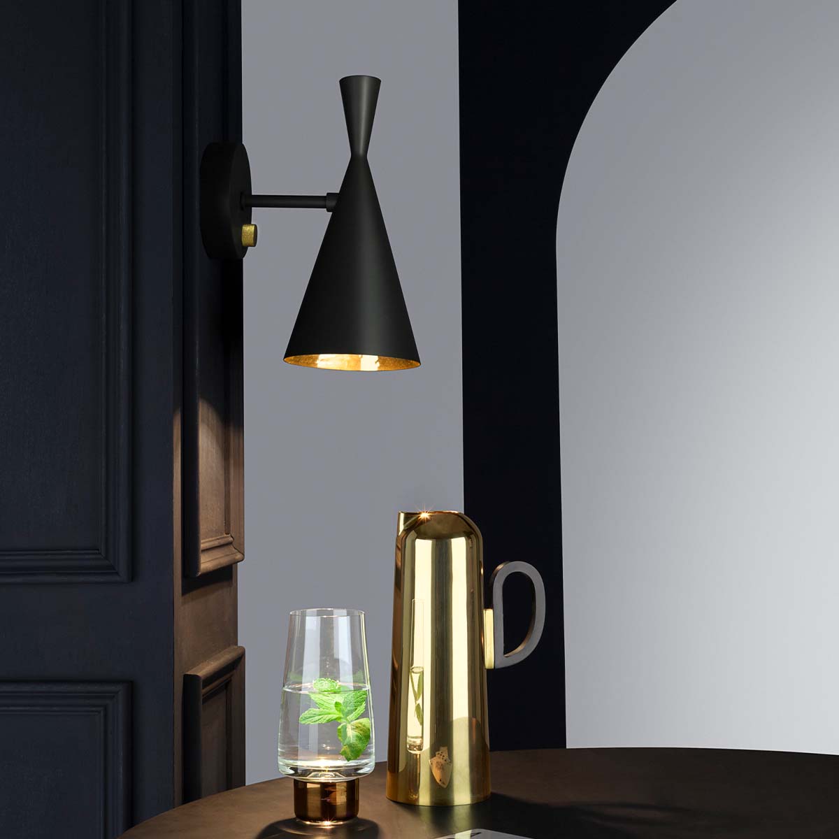 Tom Dixon Beat Wandleuchte, B: 13 cm, H: 28,5 cm, Schwarz Tom Dixon Beat Wandleuchte, B: 13 cm, H: 28,5 cm, Schwarz