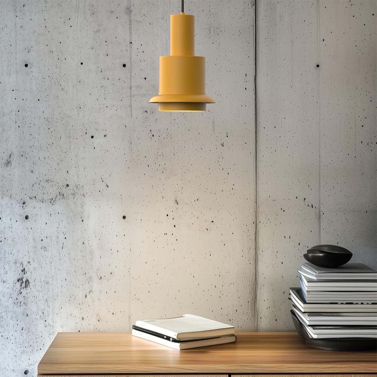 DCW Editions Chaumont 190 in Nickel im Wohnzimmer mit Panoramafenster – drei Pendelleuchten über Couchtisch, elegantes Design trifft auf natürliche Umgebung mit Waldblick