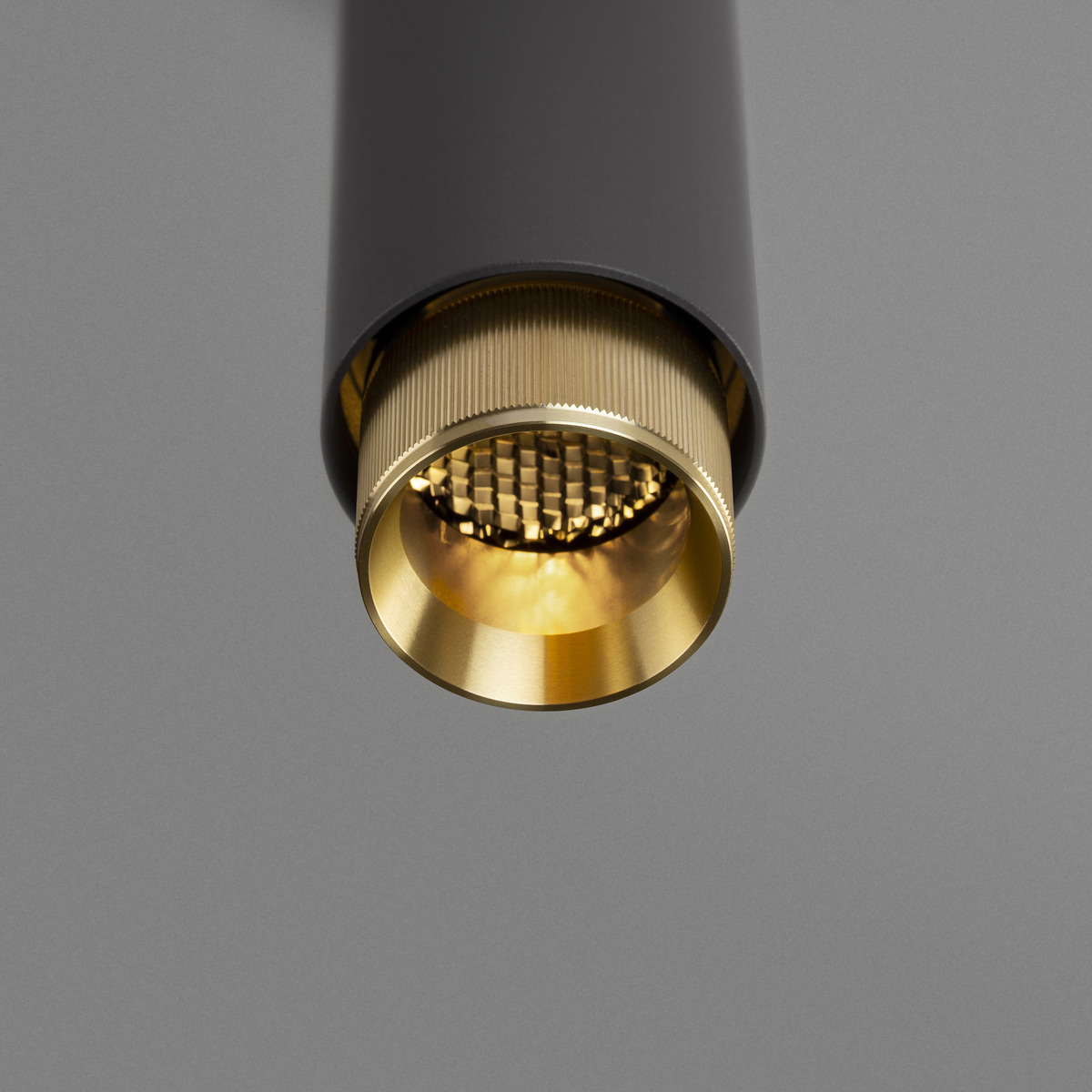 buster-punch-exhaust-pendant-linear-graphite-brass-02 Buster + Punch Exhaust Pendelleuchte, Linear, Graphit, Messing