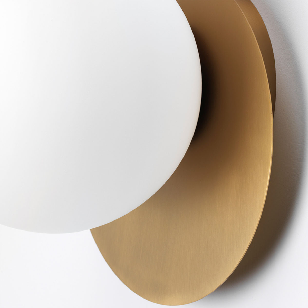 Designerleuchte Vivida Pearl Wandleuchte, B: 24 cm, T: 25,5 cm, Gold aus Stahl Glas – energieeffizient