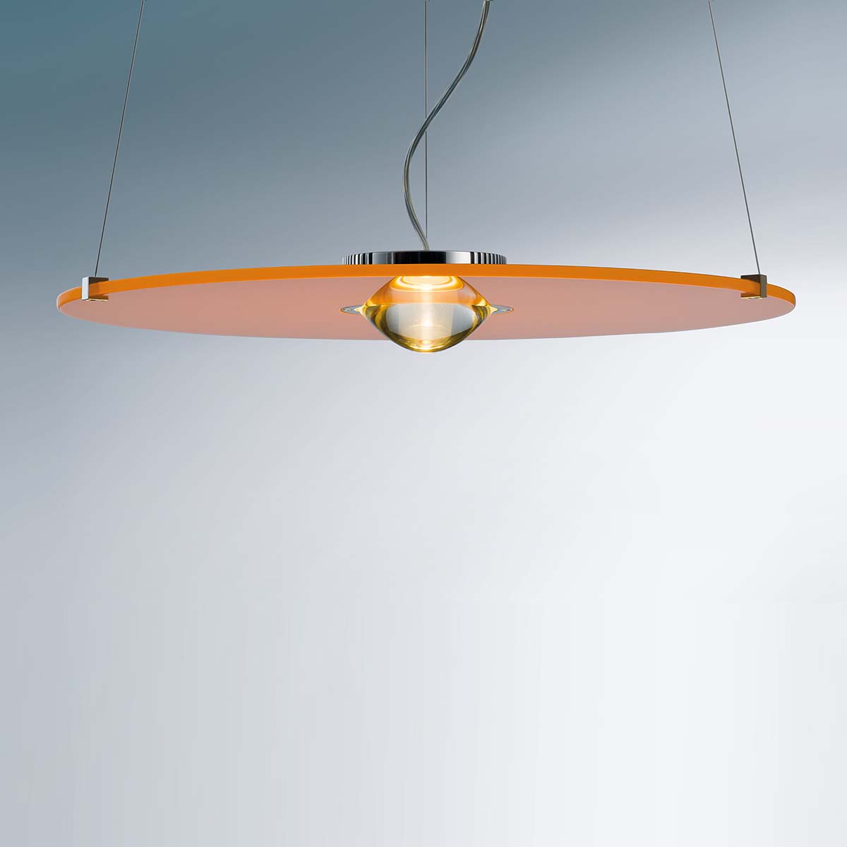 Flache runde Pendelleuchte mit orangem Glas