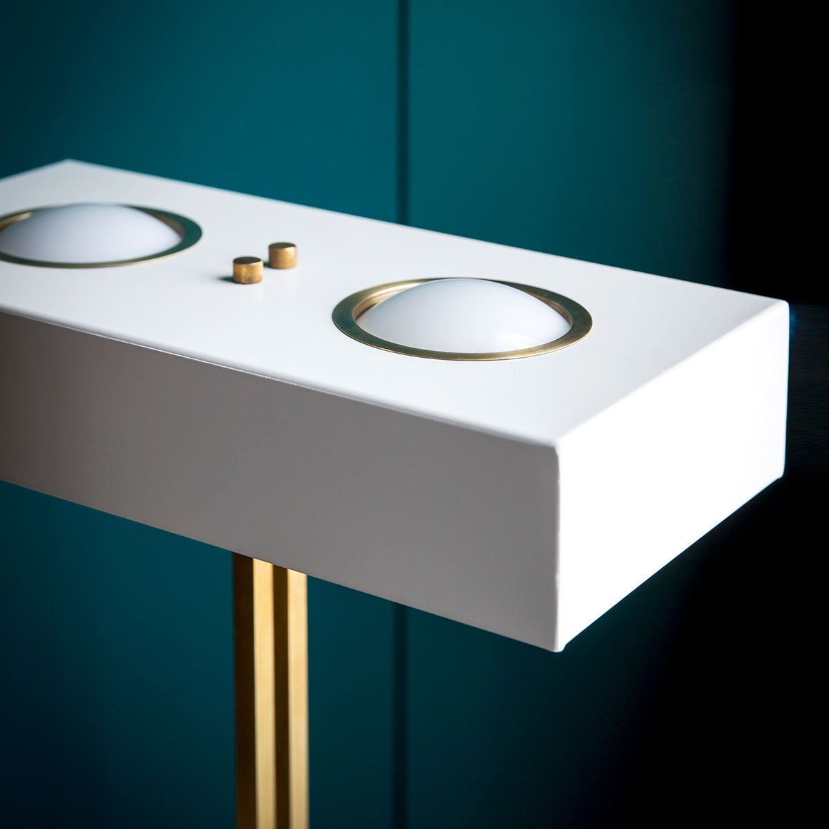 Perfekt für Nachttisch oder Schreibtisch: Bert Frank Kernel Tischlampe, H: 41,5 cm, 2-flammig, Schwarz aus goldfarbene Oberfläche und gebürstetes Aluminium und Glas – sanftes Licht Perfekt für Wohnzimmer oder Leseecke: Bert Frank Kernel Stehleuchte, H: 125 cm, 2-flammig, Rot aus gebürstetes Messing und metallische Oberfläche und Glas – atmosphärisches Licht