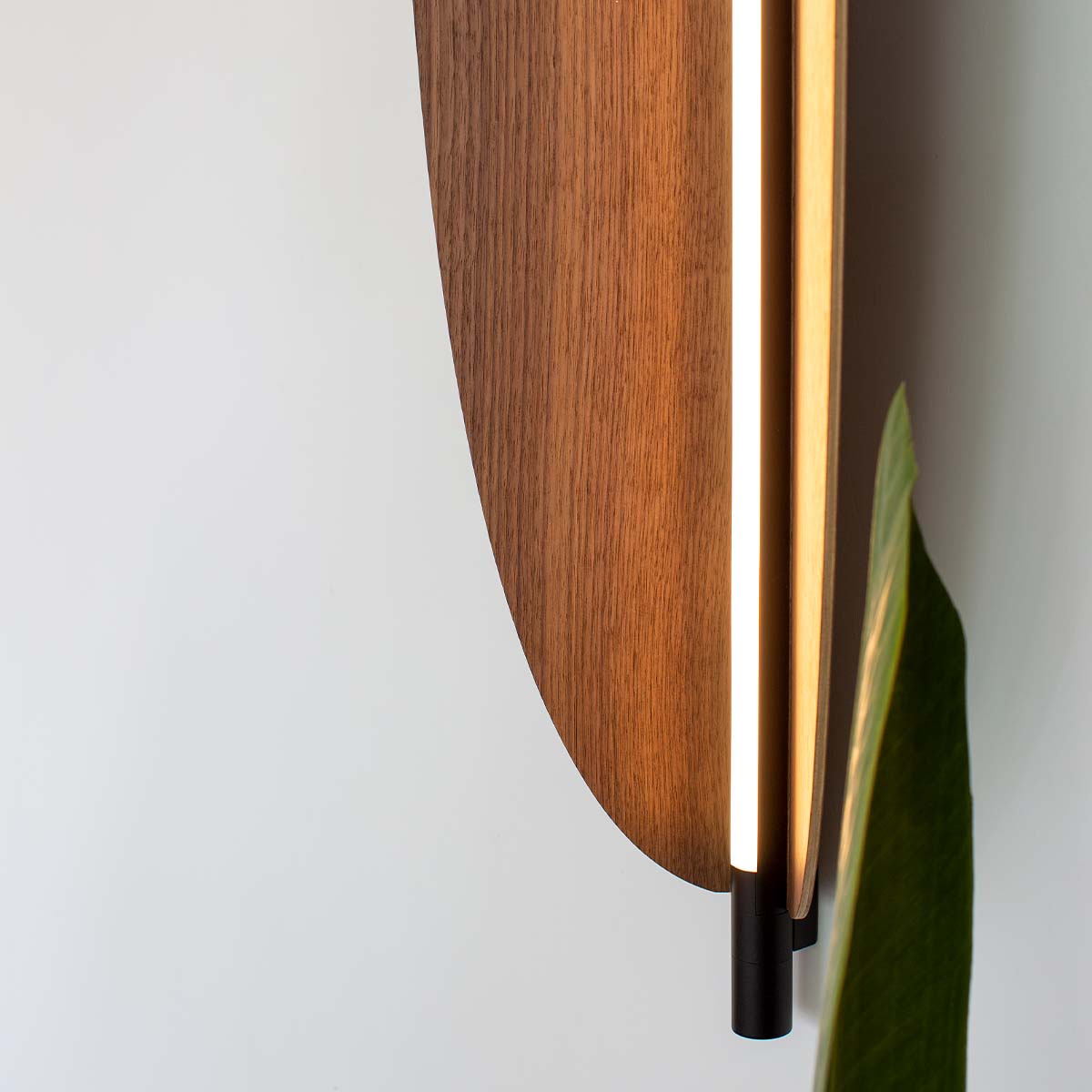 TOOY_Thula_562_43_mood_2 TOOY Thula 562.43 Wandleuchte, H: 134 cm, B: 25 cm, Sandschwarz / Nickel satiniert, Helle Eiche