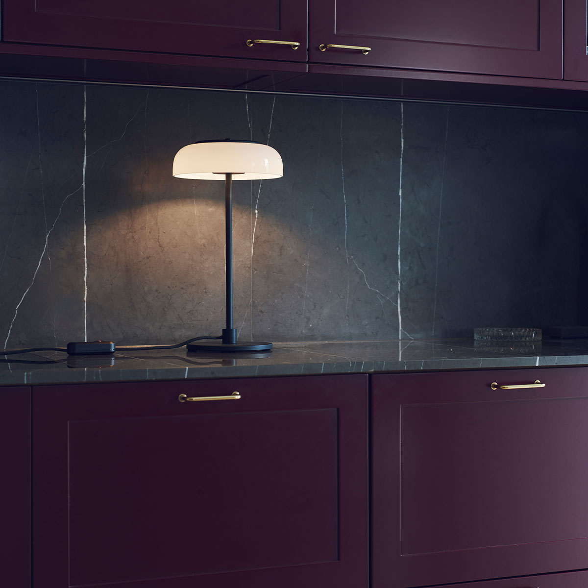 Blossi Tischleuchte, Ø: 23 cm, H: 44 cm, Gold & Glas transparent Blossi Tischleuchte, Ø: 23 cm, H: 44 cm, Schwarz & Opalglas