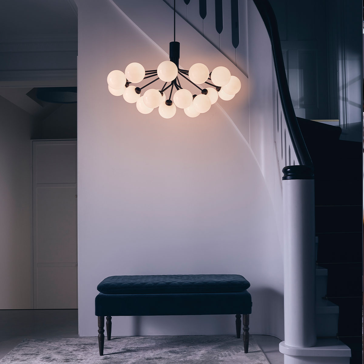 Apiales 18 Pendelleuchte, Ø: 89 cm, Messing gebürstet & Opalglas Apiales 18 Pendelleuchte, Ø: 89 cm, Schwarz satiniert & Rauchglas