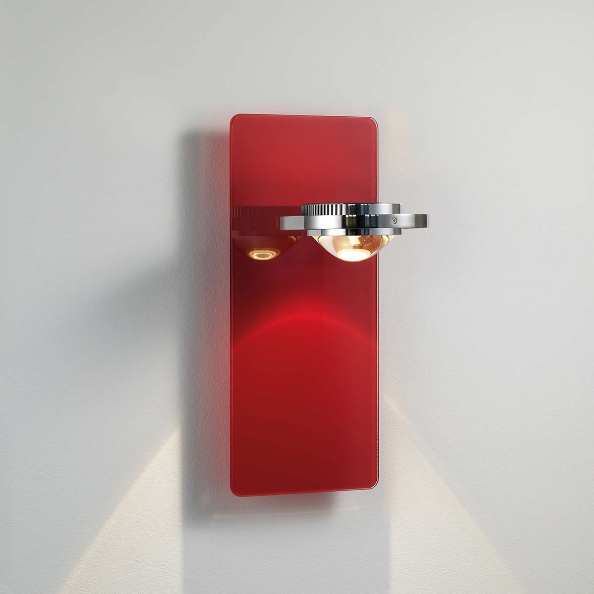 Moderne Wandleuchte mit rotem Glas