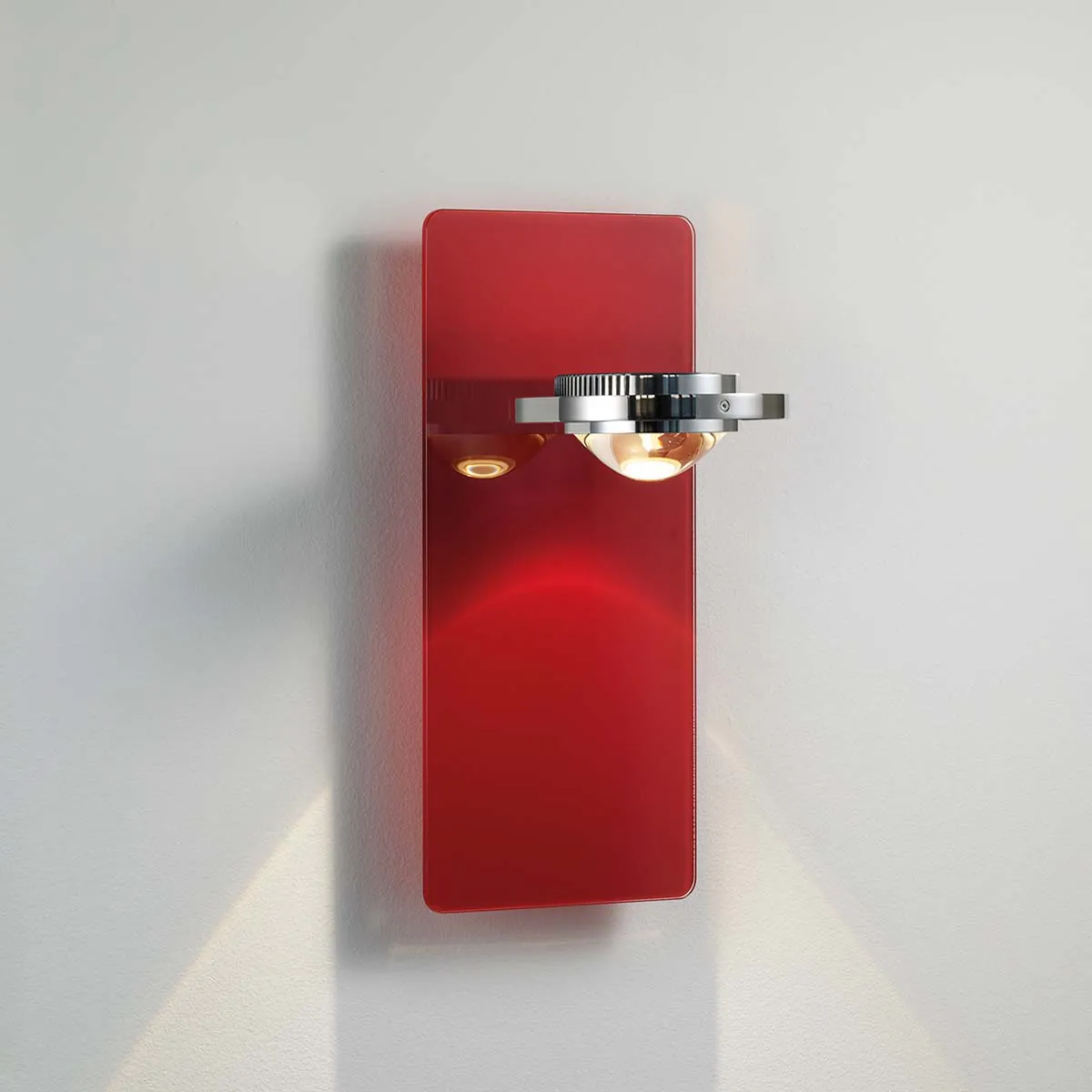 Moderne Wandleuchte mit rotem Glas