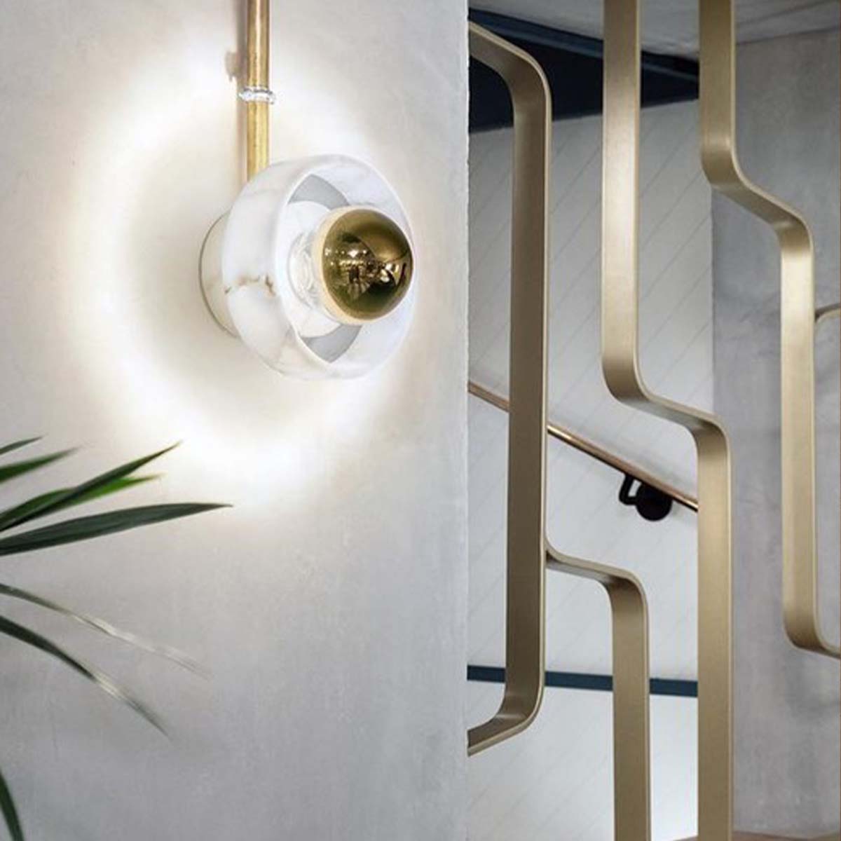 Tom Dixon Stone LED Wandleuchte, Ø: 18 cm, T: 13,1 cm, Weiß/Gold